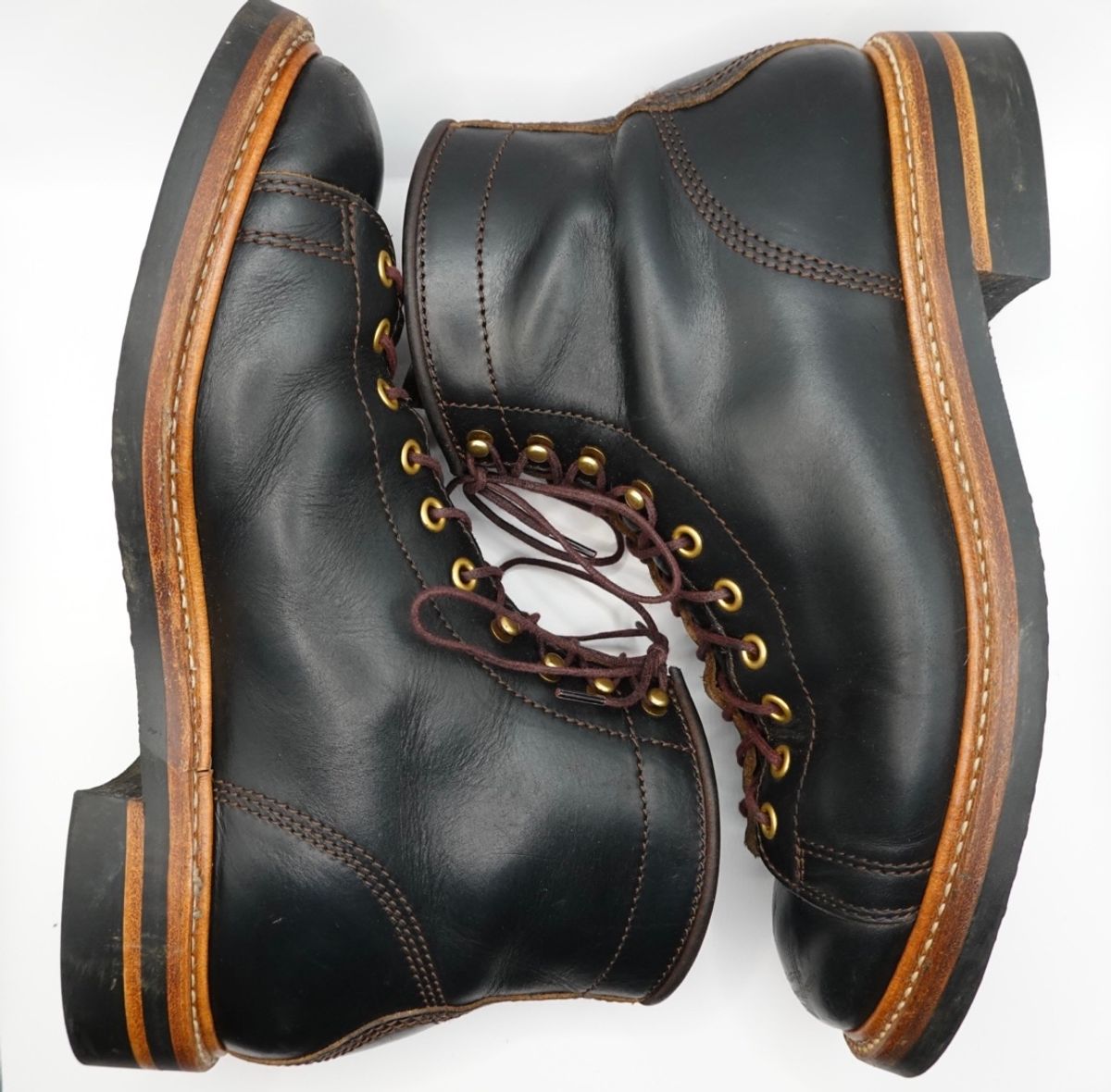 Photo by gertrudes_cat on January 3, 2023 of the John Lofgren Monkey Boots in Horween Black Teacore Chromexcel.