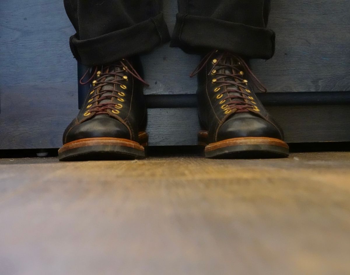 Photo by gertrudes_cat on February 5, 2023 of the John Lofgren Monkey Boots in Horween Black Teacore Chromexcel.
