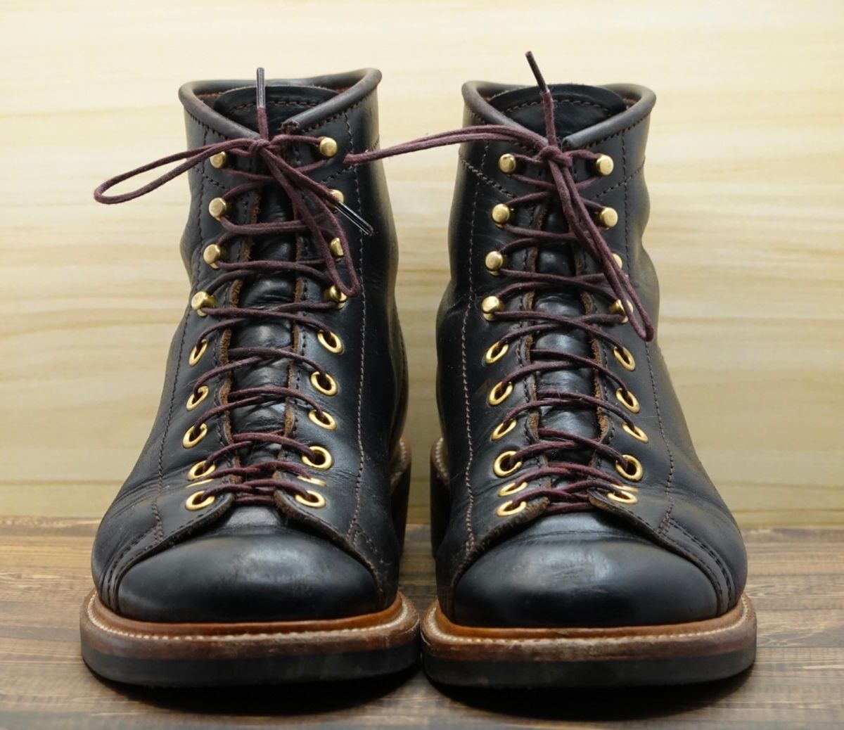 Photo by gertrudes_cat on February 5, 2023 of the John Lofgren Monkey Boots in Horween Black Teacore Chromexcel.