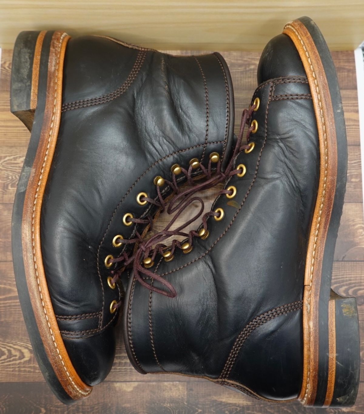 Photo by gertrudes_cat on February 5, 2023 of the John Lofgren Monkey Boots in Horween Black Teacore Chromexcel.