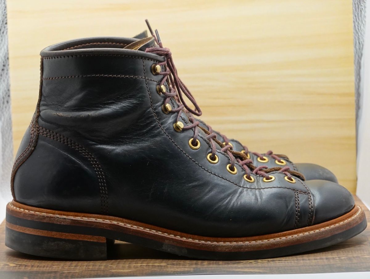 Photo by gertrudes_cat on February 5, 2023 of the John Lofgren Monkey Boots in Horween Black Teacore Chromexcel.