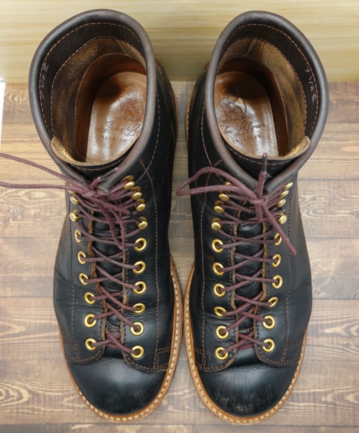 Photo by gertrudes_cat on February 5, 2023 of the John Lofgren Monkey Boots in Horween Black Teacore Chromexcel.