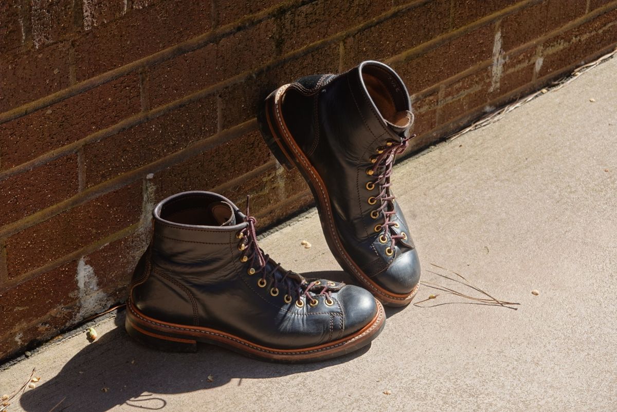 Photo by gertrudes_cat on March 5, 2023 of the John Lofgren Monkey Boots in Horween Black Teacore Chromexcel.