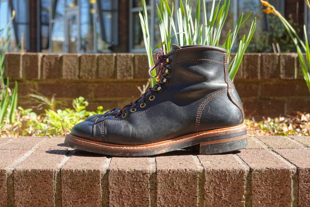 Photo by gertrudes_cat on March 5, 2023 of the John Lofgren Monkey Boots in Horween Black Teacore Chromexcel.