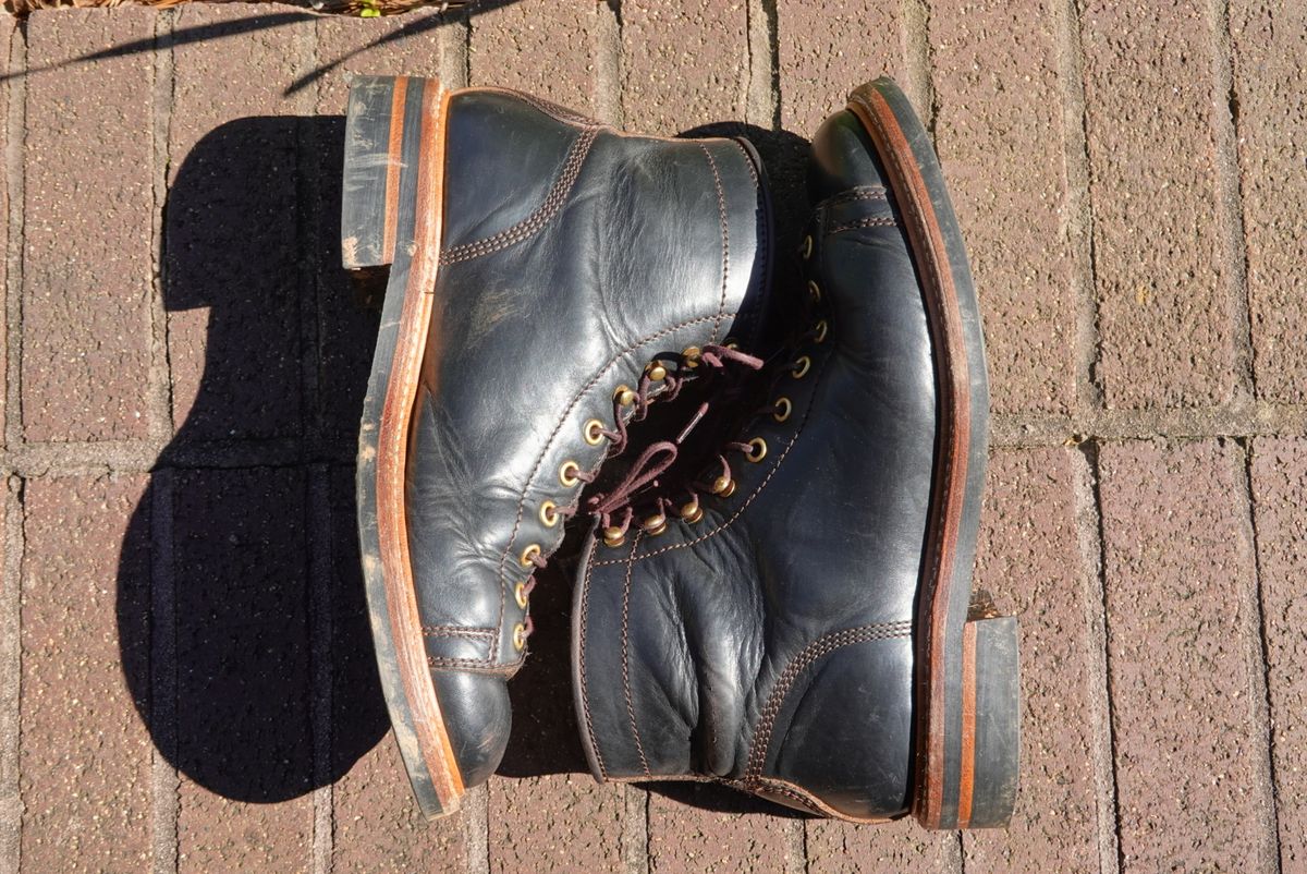 Photo by gertrudes_cat on March 5, 2023 of the John Lofgren Monkey Boots in Horween Black Teacore Chromexcel.