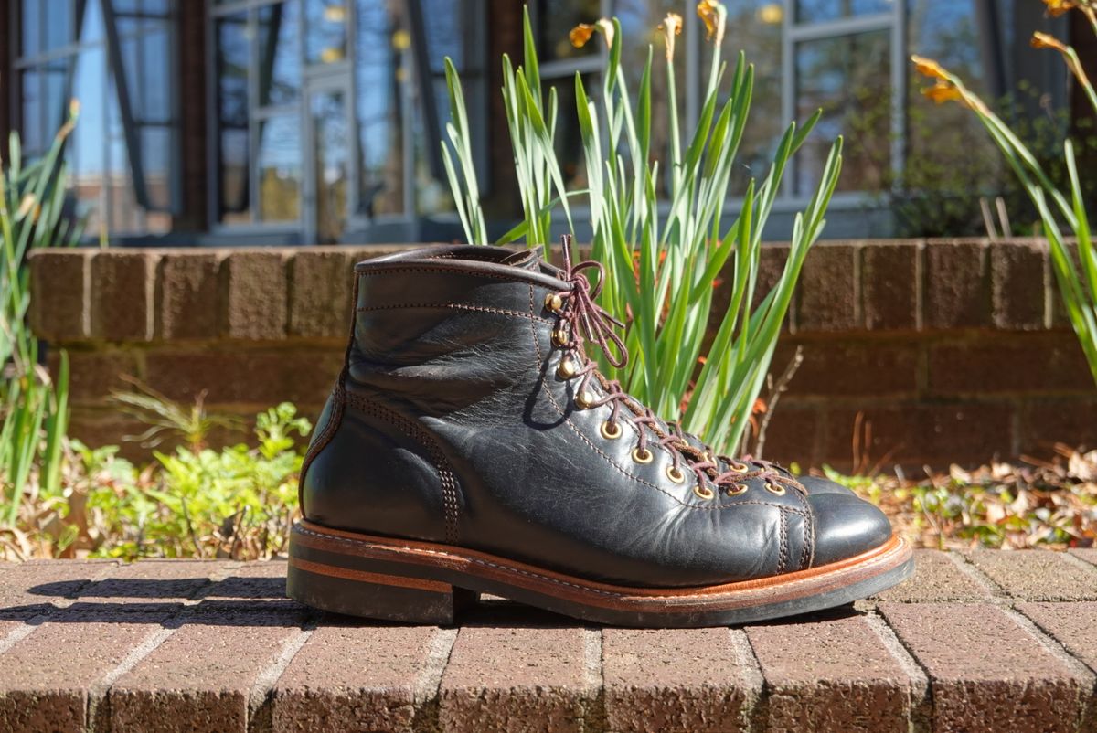 Photo by gertrudes_cat on March 5, 2023 of the John Lofgren Monkey Boots in Horween Black Teacore Chromexcel.