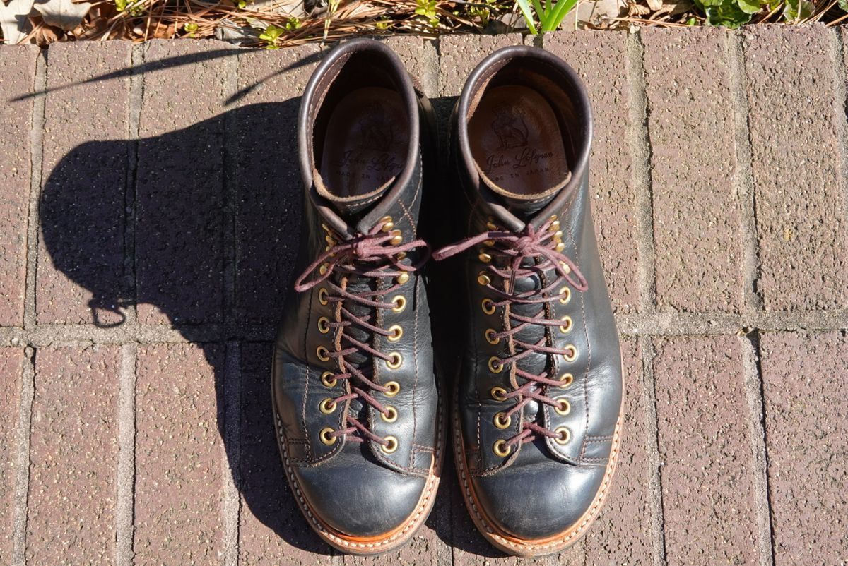 Photo by gertrudes_cat on March 5, 2023 of the John Lofgren Monkey Boots in Horween Black Teacore Chromexcel.