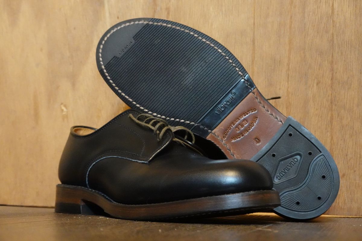 Photo by gertrudes_cat on April 25, 2023 of the John Lofgren USN Low Quarter Shoes in Black French Calfskin.