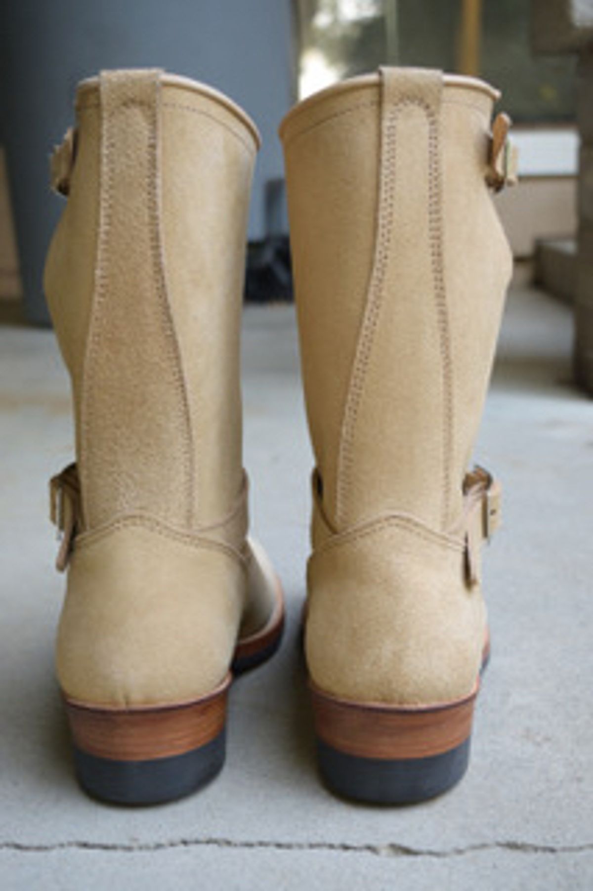Photo by madeofbirds on October 1, 2024 of the Attractions BILTBUCK Engineer Boots in Sand Beige Suede.