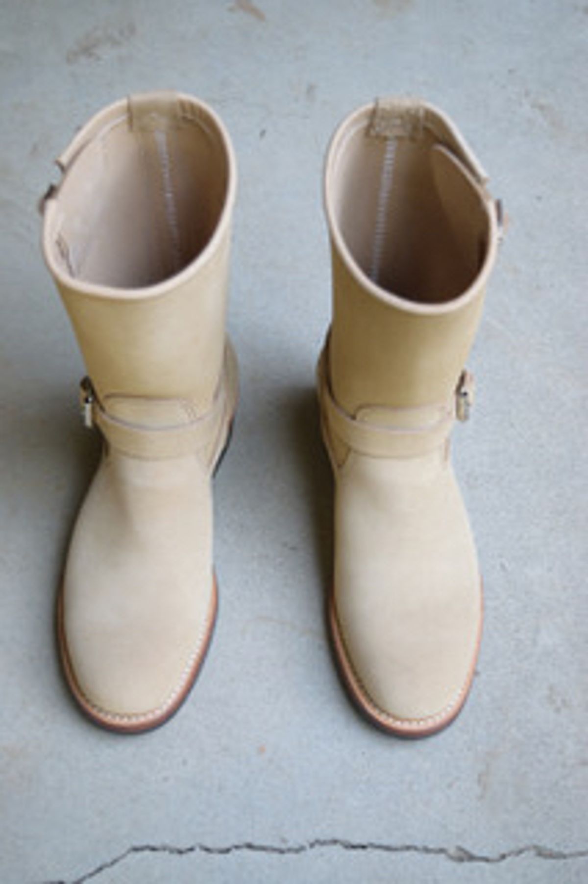 Photo by madeofbirds on October 1, 2024 of the Attractions BILTBUCK Engineer Boots in Sand Beige Suede.