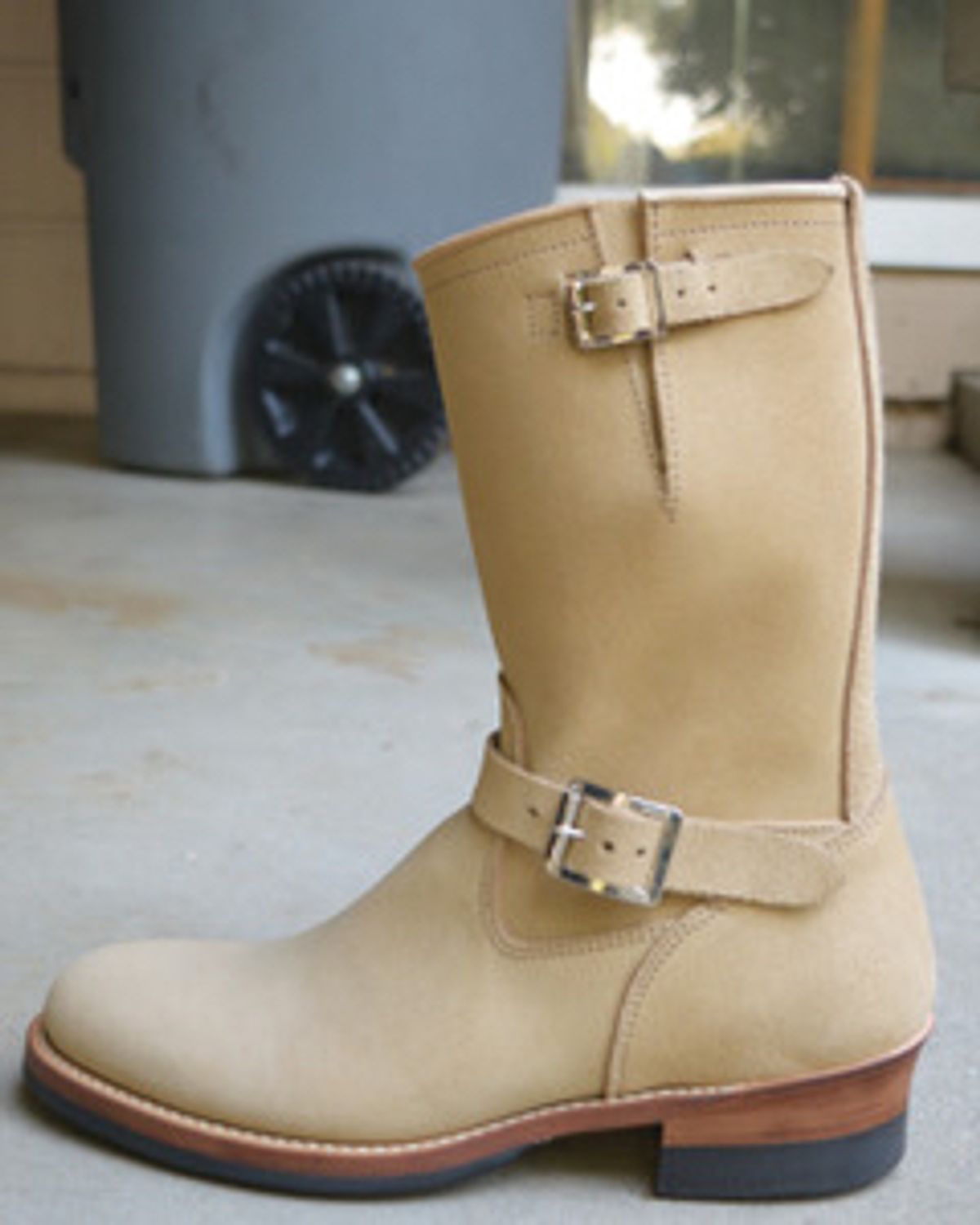 Photo by madeofbirds on October 1, 2024 of the Attractions BILTBUCK Engineer Boots in Sand Beige Suede.