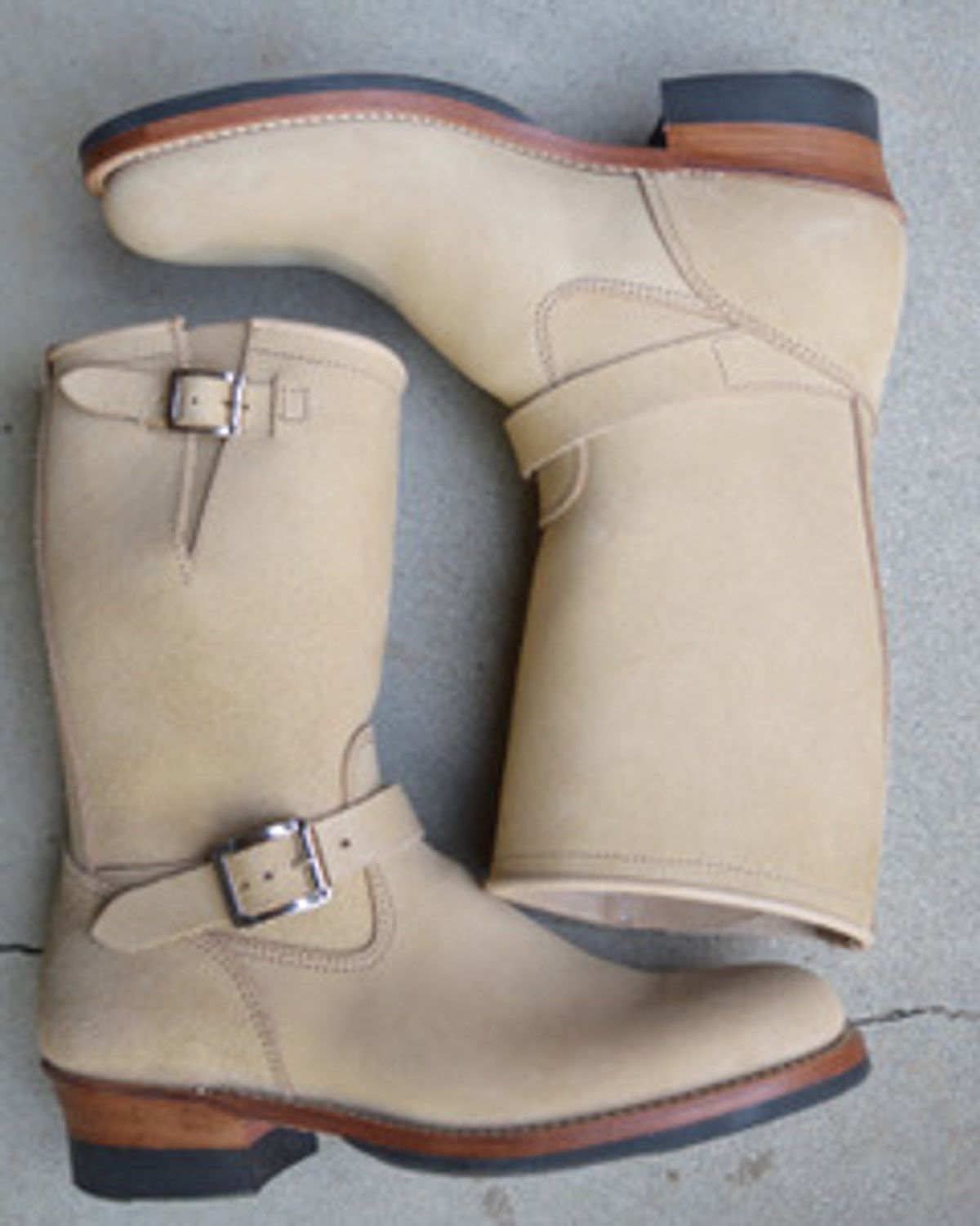 Photo by madeofbirds on October 1, 2024 of the Attractions BILTBUCK Engineer Boots in Sand Beige Suede.