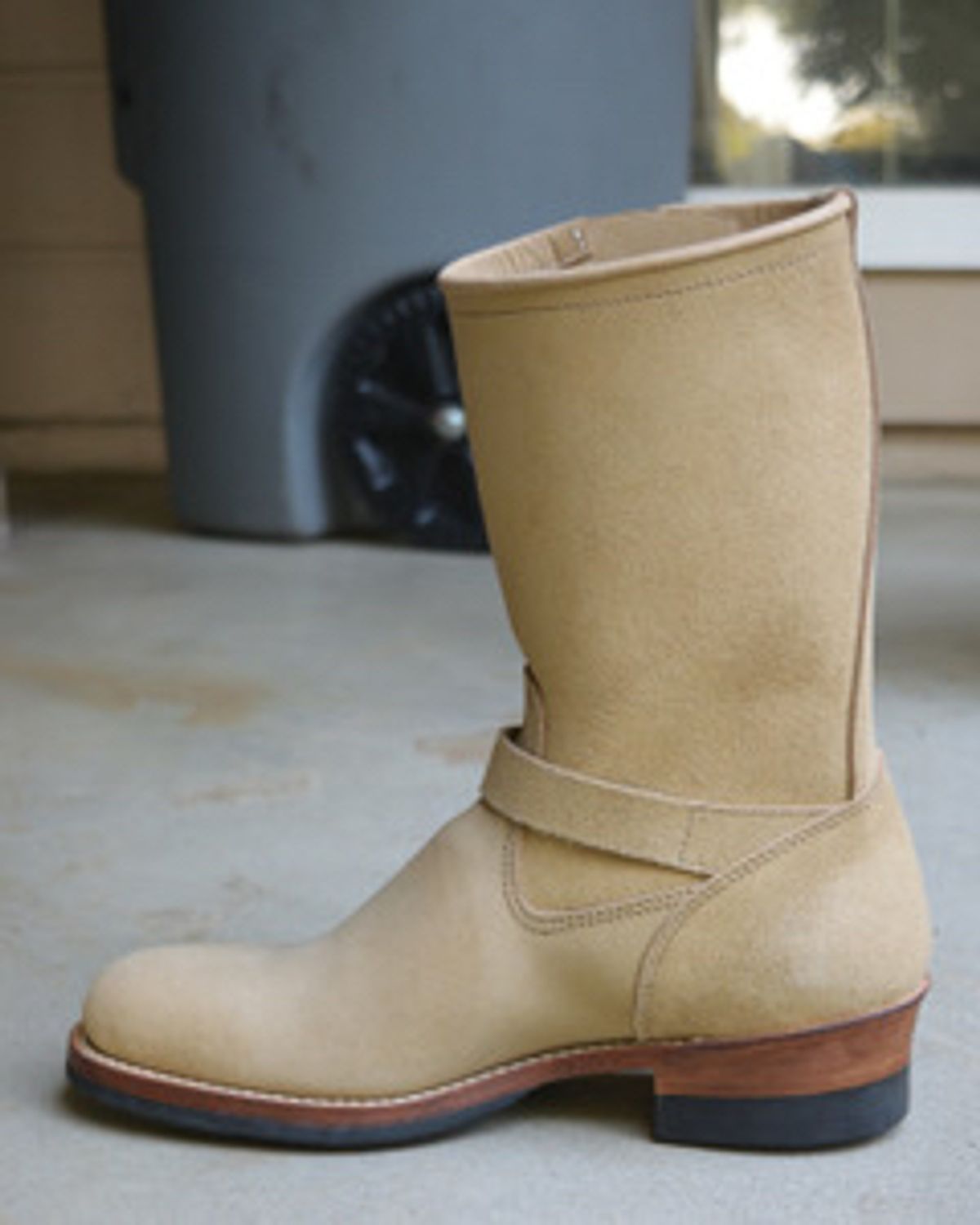Photo by madeofbirds on October 1, 2024 of the Attractions BILTBUCK Engineer Boots in Sand Beige Suede.