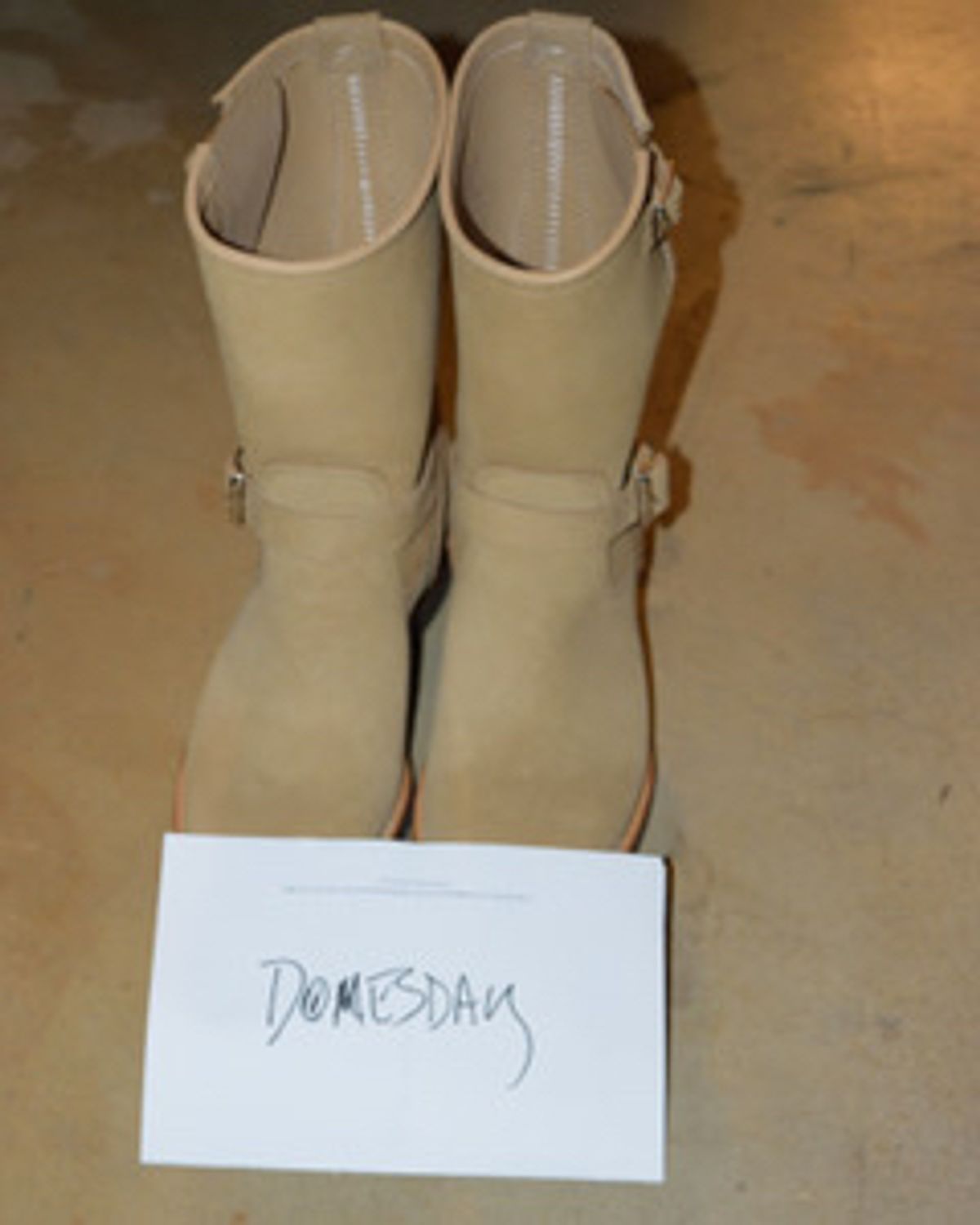 Photo by madeofbirds on October 1, 2024 of the Attractions BILTBUCK Engineer Boots in Sand Beige Suede.
