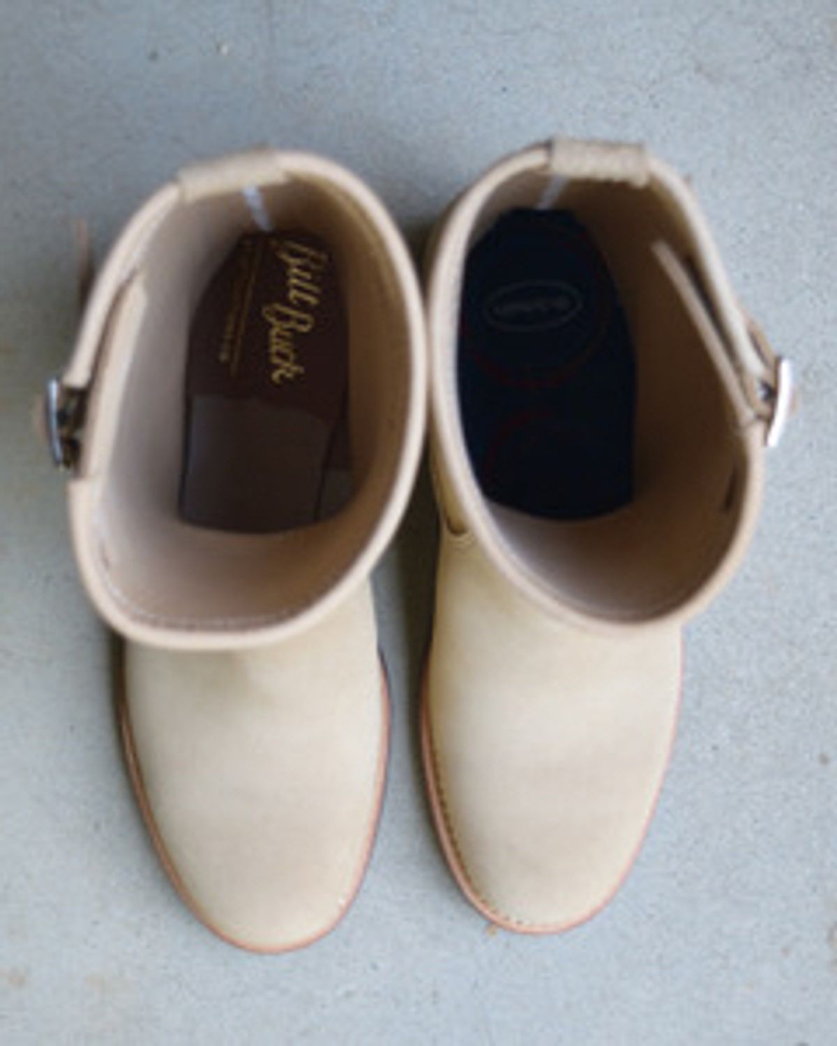 Photo by madeofbirds on October 1, 2024 of the Attractions BILTBUCK Engineer Boots in Sand Beige Suede.