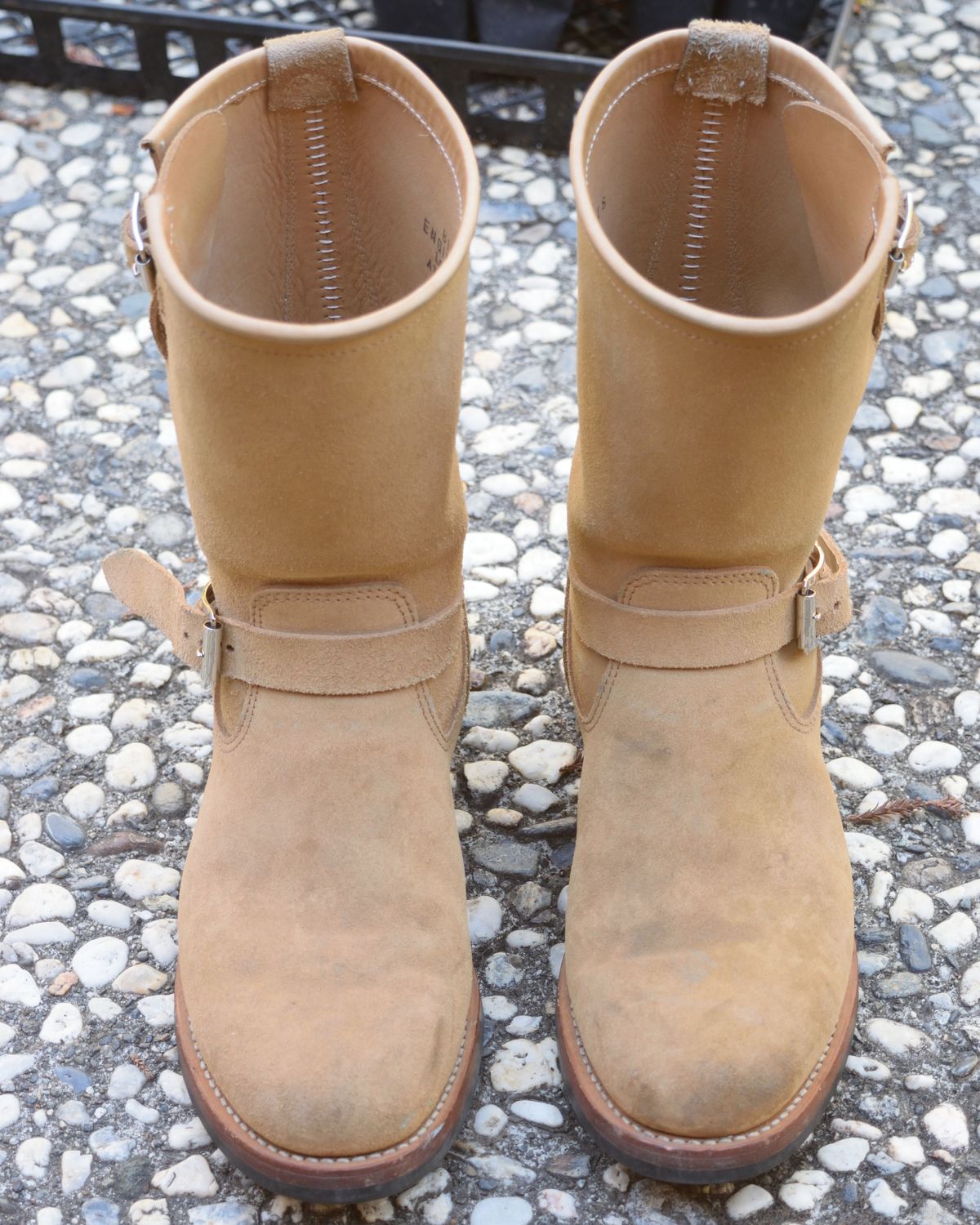 Photo by madeofbirds on November 3, 2024 of the Attractions BILTBUCK Engineer Boots in Sand Beige Suede.