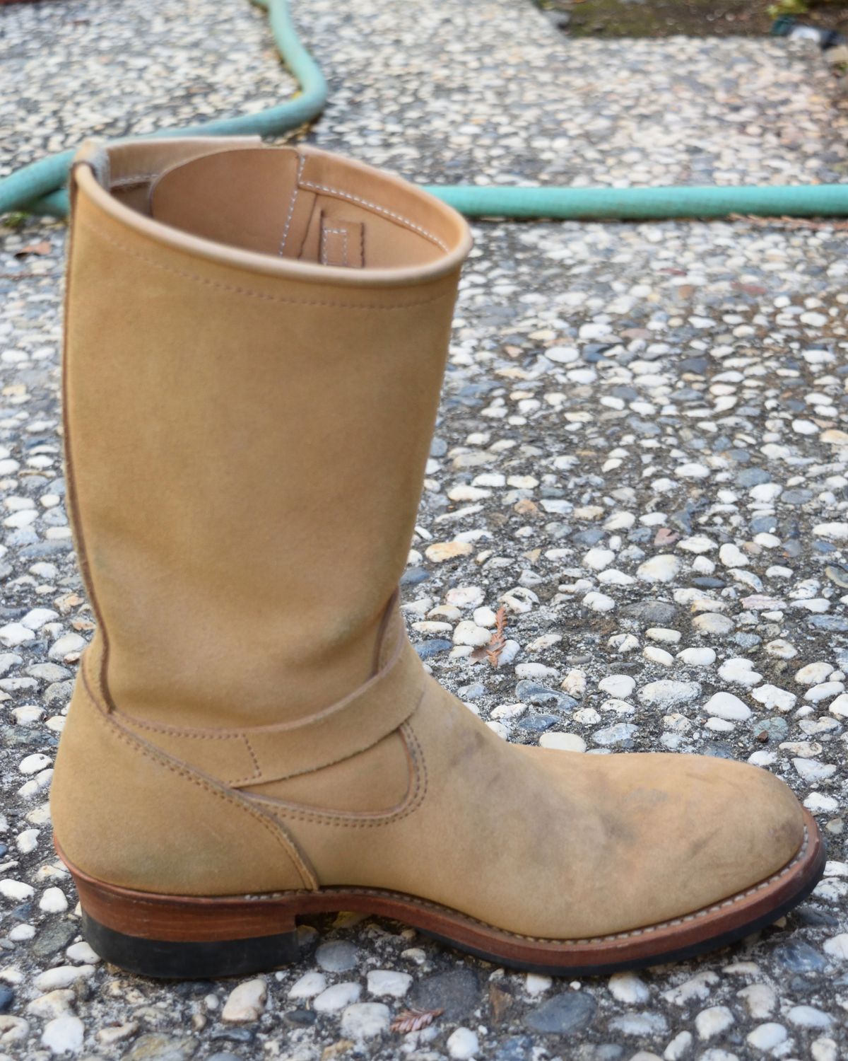 Photo by madeofbirds on November 3, 2024 of the Attractions BILTBUCK Engineer Boots in Sand Beige Suede.