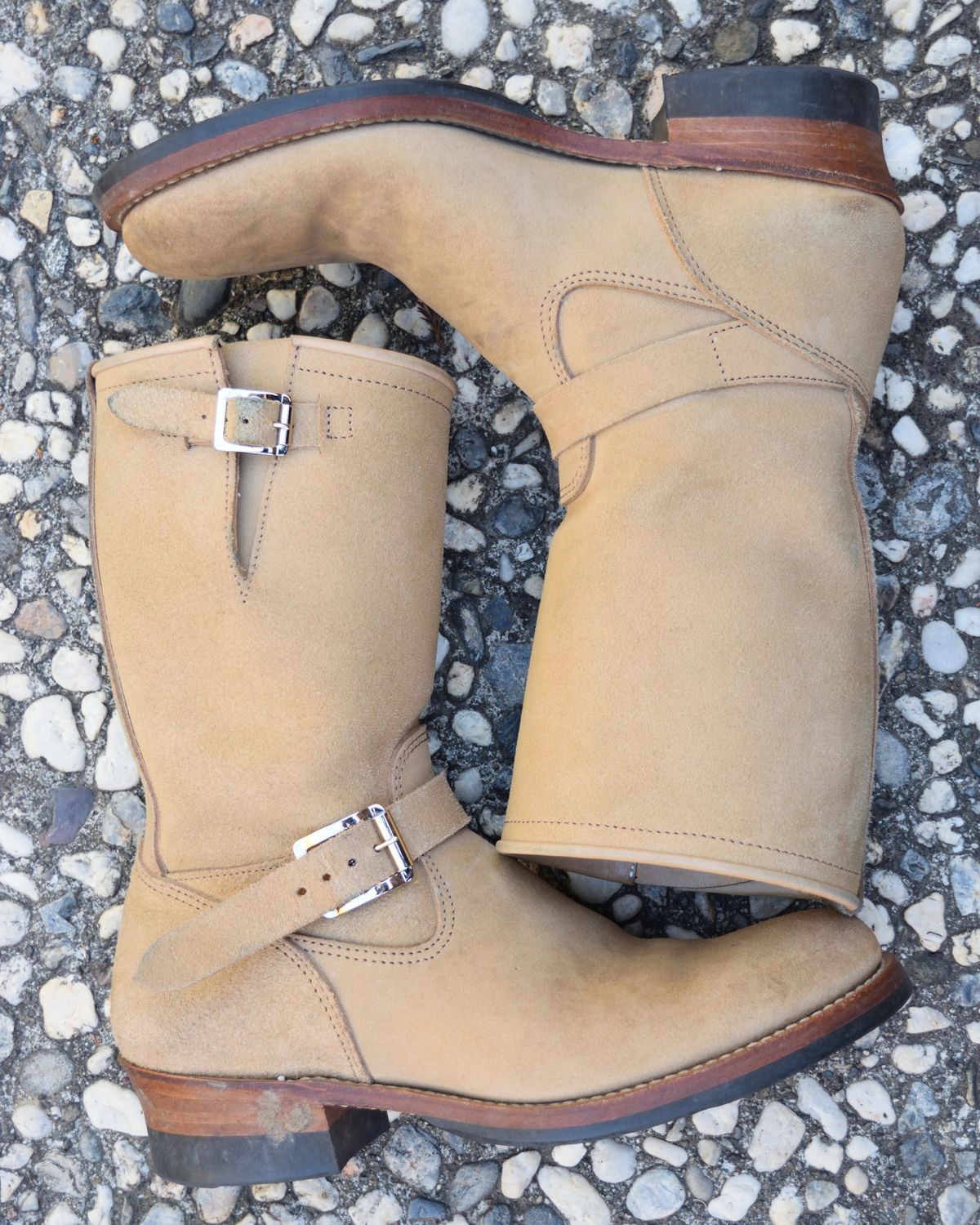 Photo by madeofbirds on November 3, 2024 of the Attractions BILTBUCK Engineer Boots in Sand Beige Suede.
