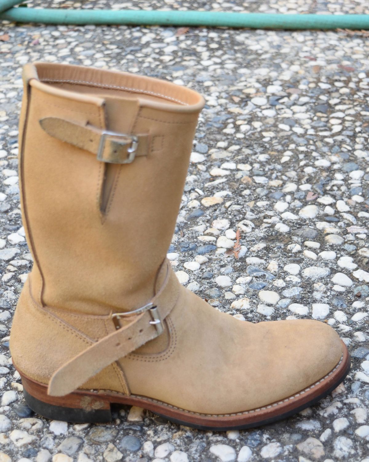 Photo by madeofbirds on November 3, 2024 of the Attractions BILTBUCK Engineer Boots in Sand Beige Suede.