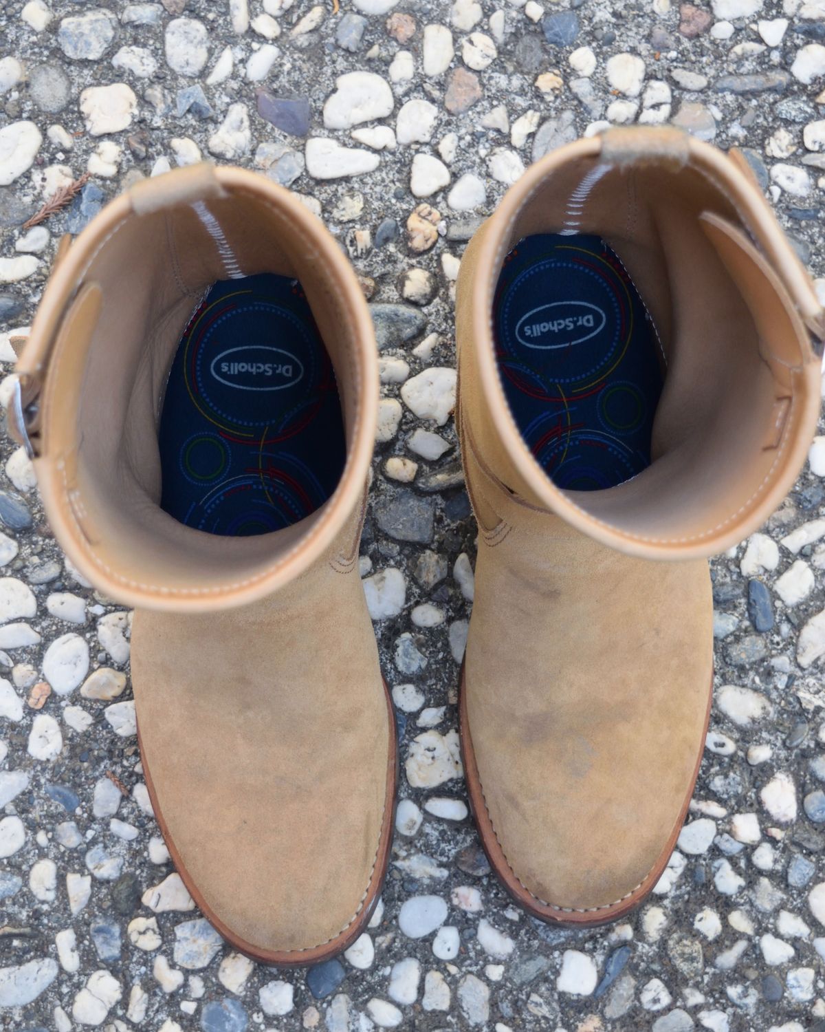 Photo by madeofbirds on November 3, 2024 of the Attractions BILTBUCK Engineer Boots in Sand Beige Suede.