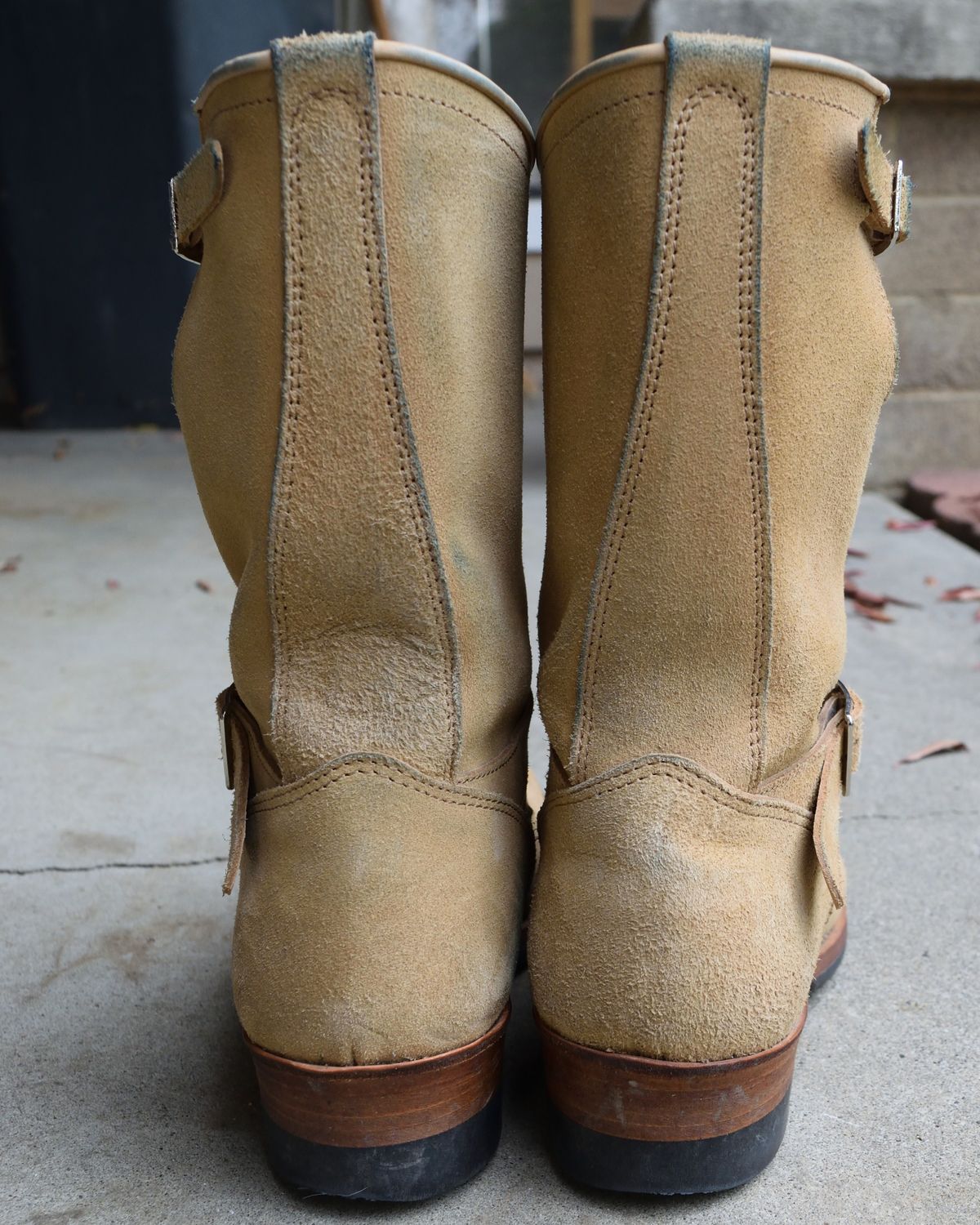 Photo by madeofbirds on December 5, 2024 of the Attractions BILTBUCK Engineer Boots in Sand Beige Suede.