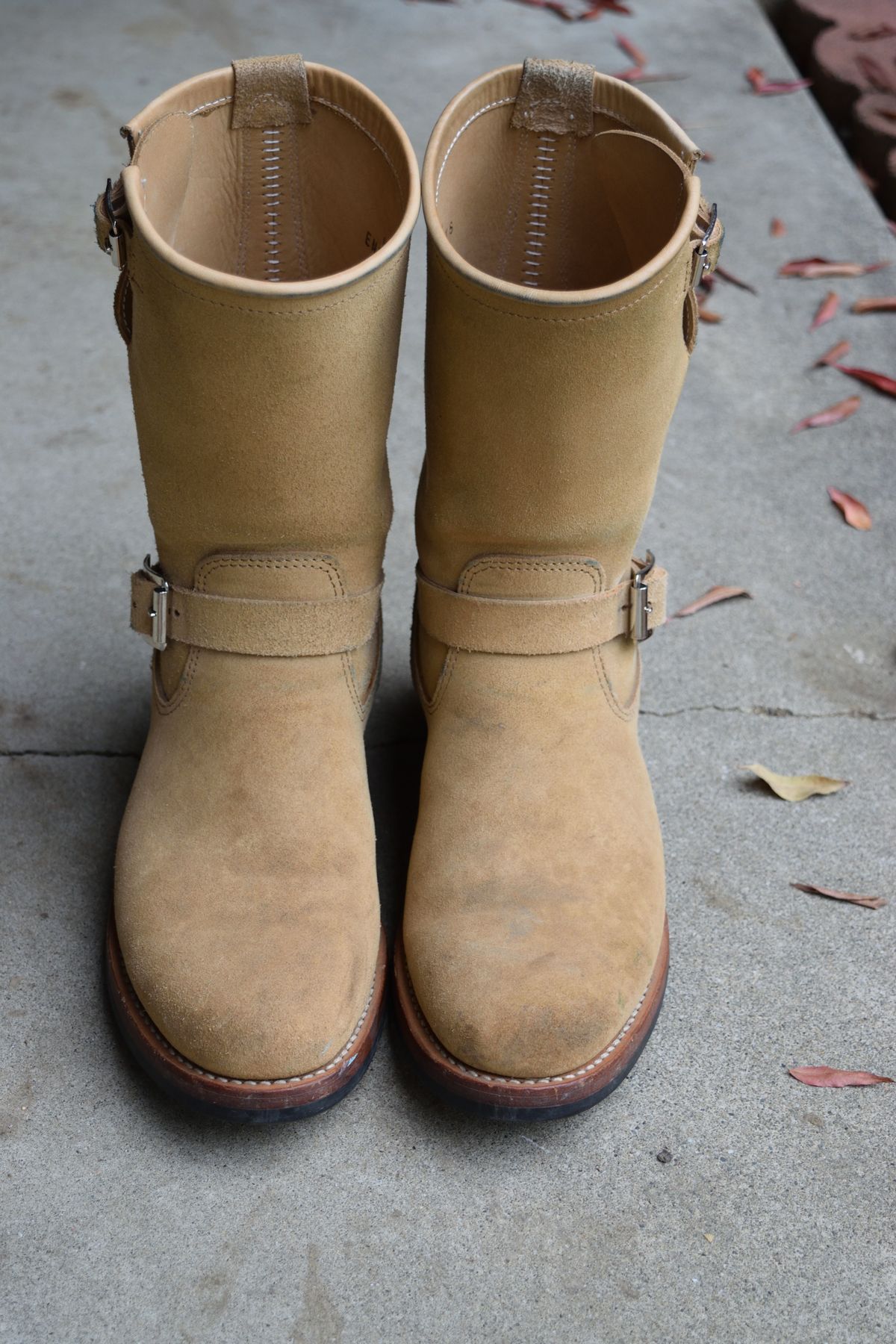 Photo by madeofbirds on December 5, 2024 of the Attractions BILTBUCK Engineer Boots in Sand Beige Suede.