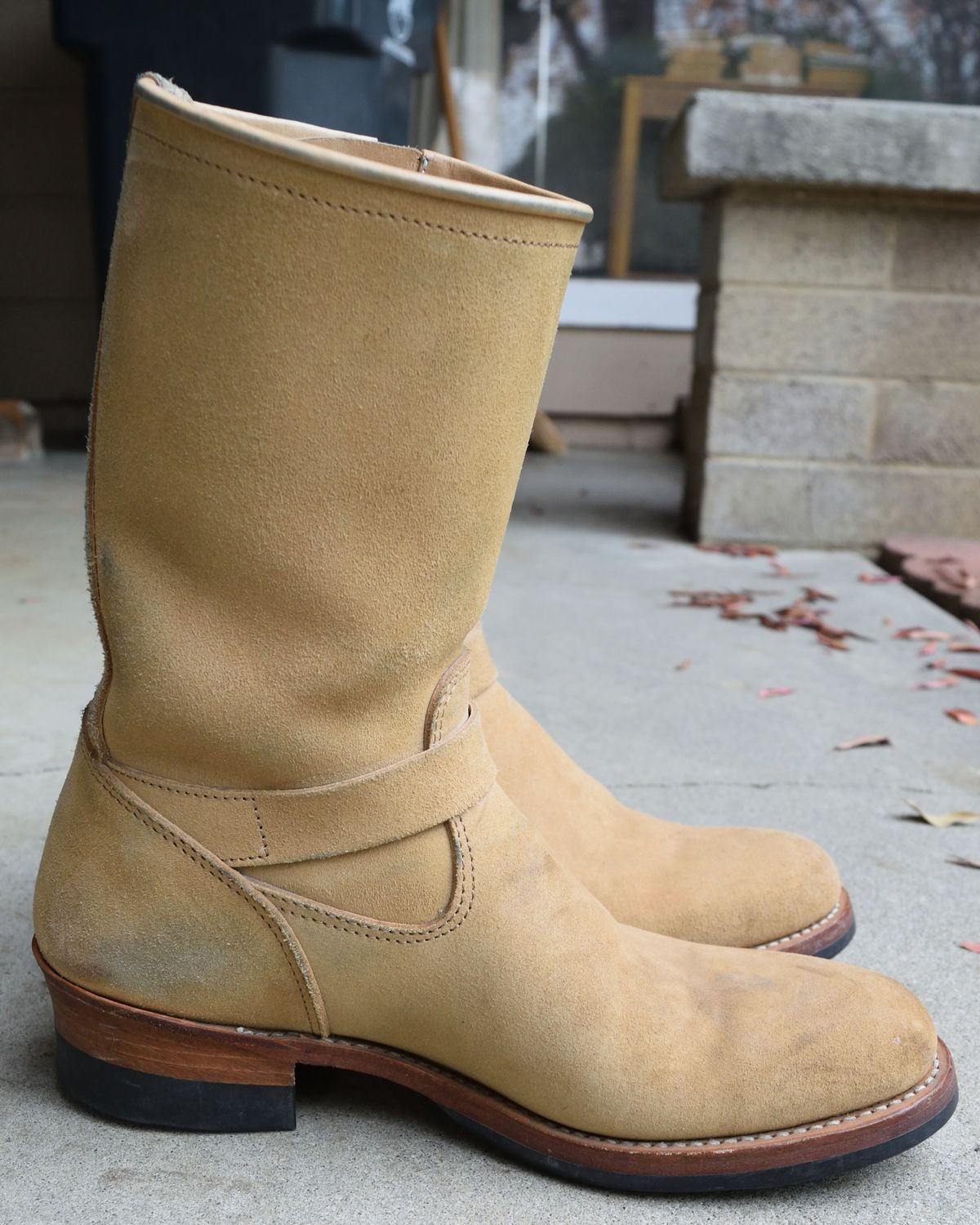 Photo by madeofbirds on December 5, 2024 of the Attractions BILTBUCK Engineer Boots in Sand Beige Suede.