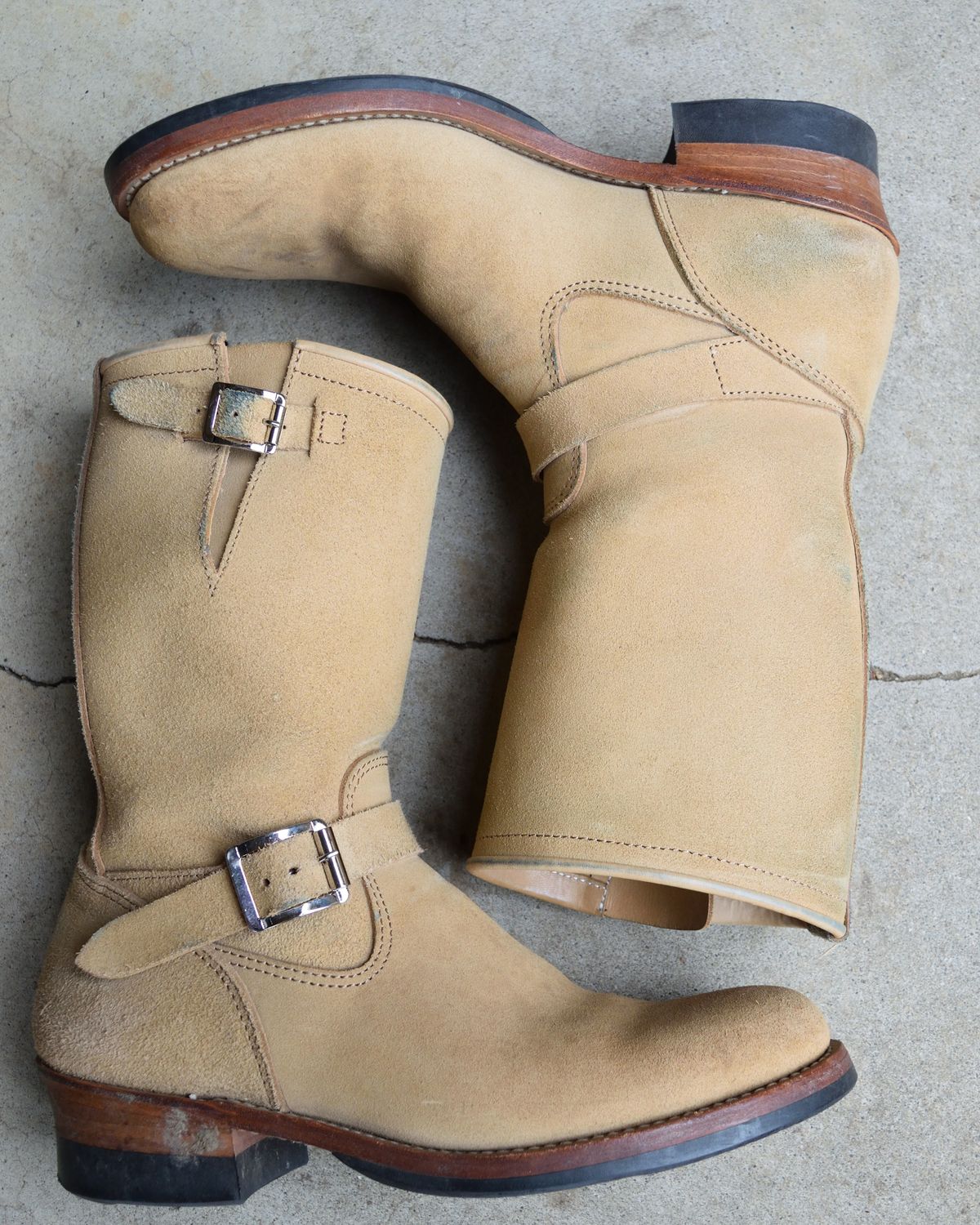 Photo by madeofbirds on December 5, 2024 of the Attractions BILTBUCK Engineer Boots in Sand Beige Suede.