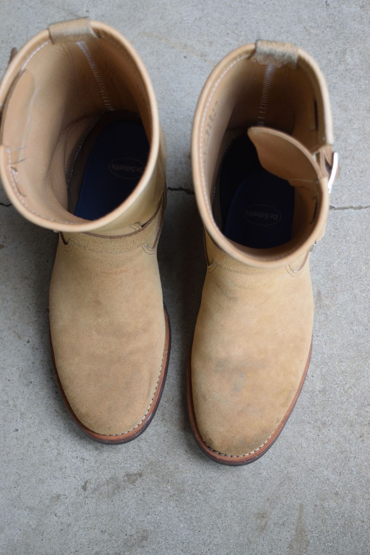 Photo by madeofbirds on December 5, 2024 of the Attractions BILTBUCK Engineer Boots in Sand Beige Suede.