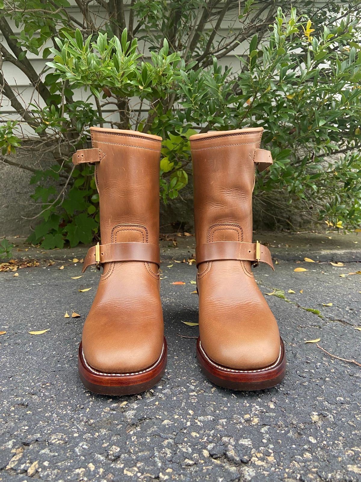 Photo by akindatallboy on October 1, 2022 of the Benzein The Keeper 'Type 2' Engineer Boot in Horween Natural Chromexcel.
