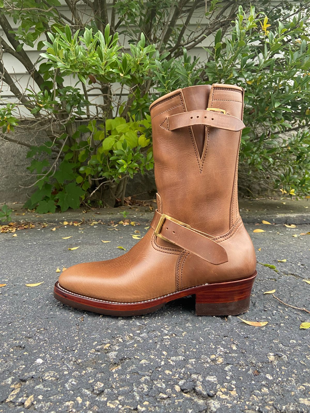 Photo by akindatallboy on October 1, 2022 of the Benzein The Keeper 'Type 2' Engineer Boot in Horween Natural Chromexcel.