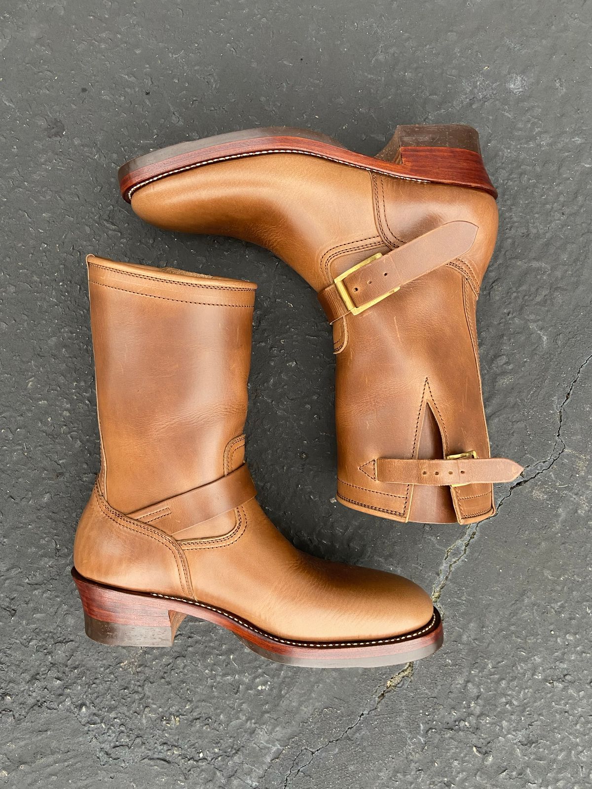 Photo by akindatallboy on October 1, 2022 of the Benzein The Keeper 'Type 2' Engineer Boot in Horween Natural Chromexcel.