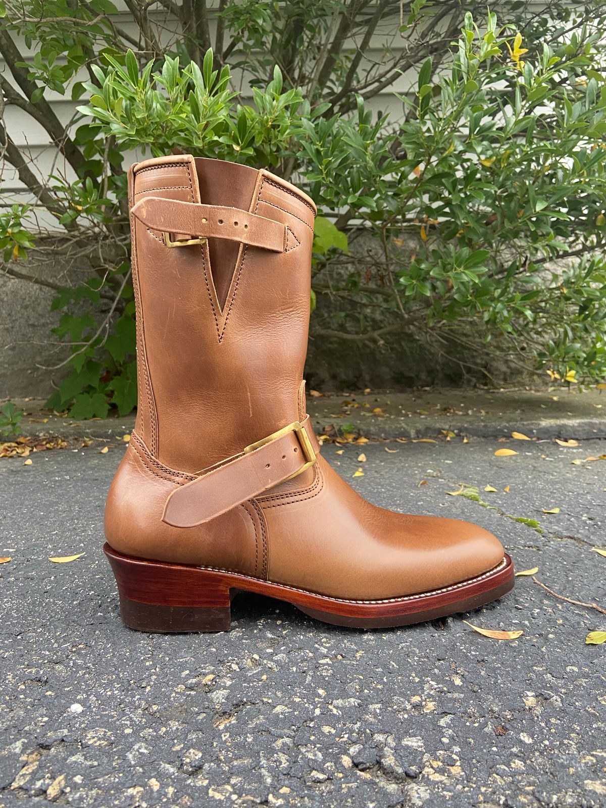 Photo by akindatallboy on October 1, 2022 of the Benzein The Keeper 'Type 2' Engineer Boot in Horween Natural Chromexcel.