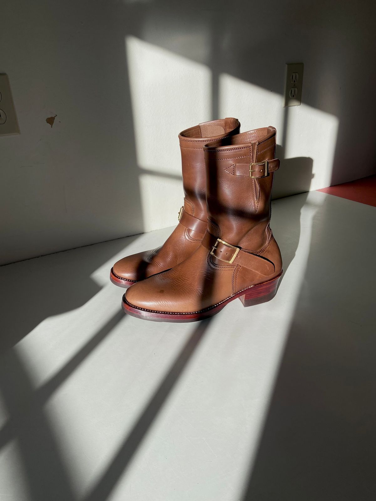 Photo by akindatallboy on November 5, 2022 of the Benzein The Keeper 'Type 2' Engineer Boot in Horween Natural Chromexcel.