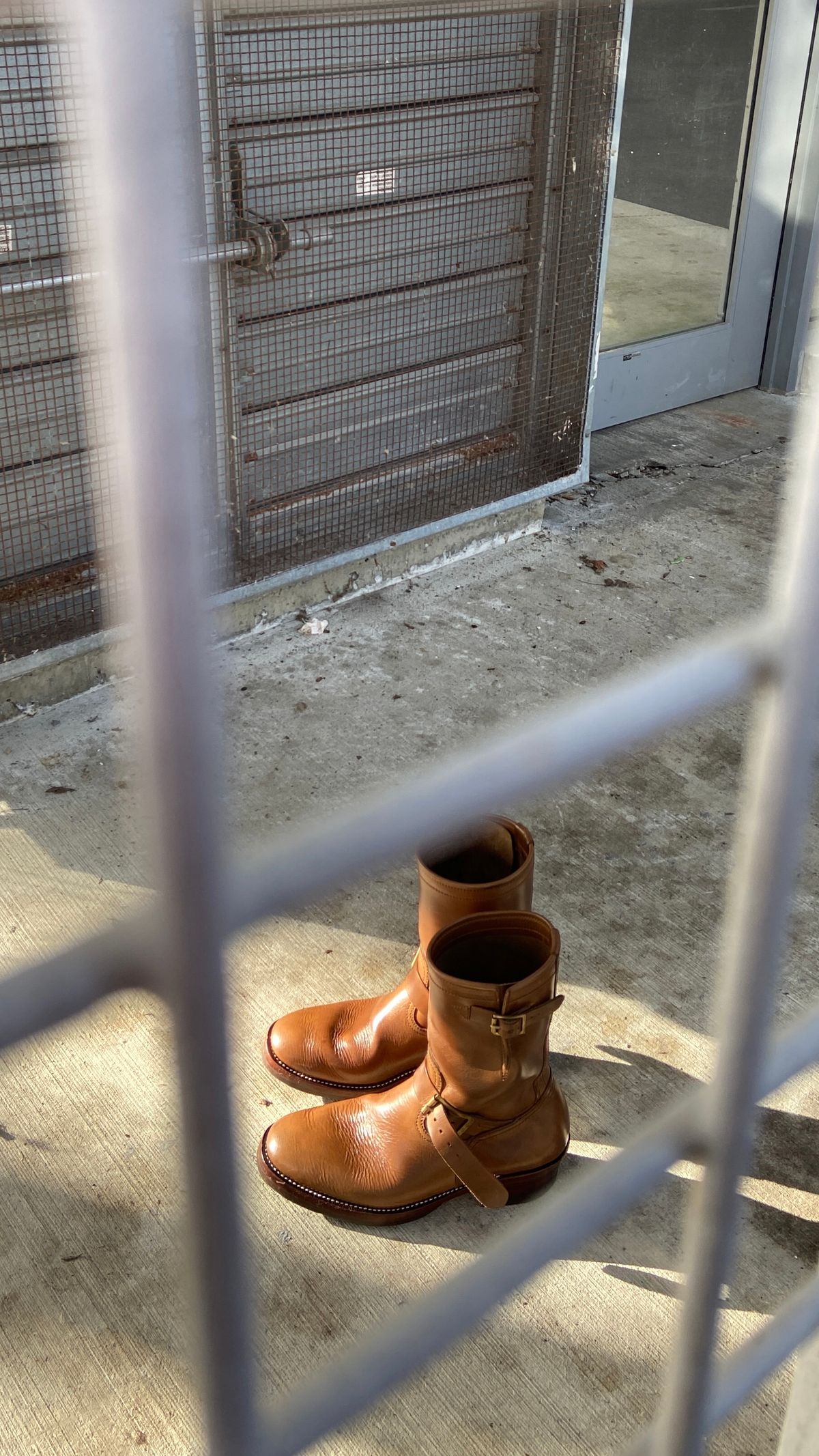 Photo by akindatallboy on February 5, 2023 of the Benzein The Keeper 'Type 2' Engineer Boot in Horween Natural Chromexcel.