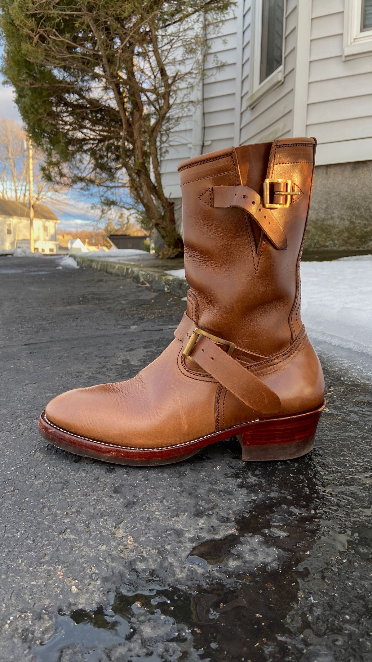 Photo by akindatallboy on March 5, 2023 of the Benzein The Keeper 'Type 2' Engineer Boot in Horween Natural Chromexcel.