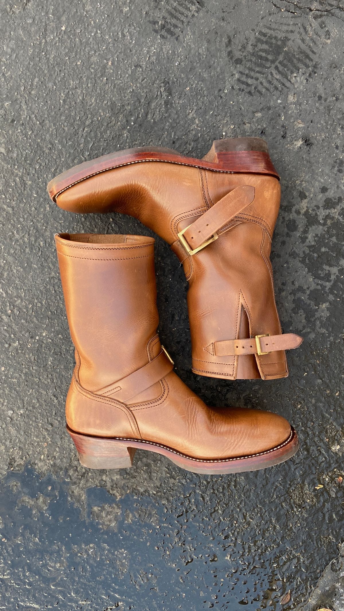 Photo by akindatallboy on March 5, 2023 of the Benzein The Keeper 'Type 2' Engineer Boot in Horween Natural Chromexcel.