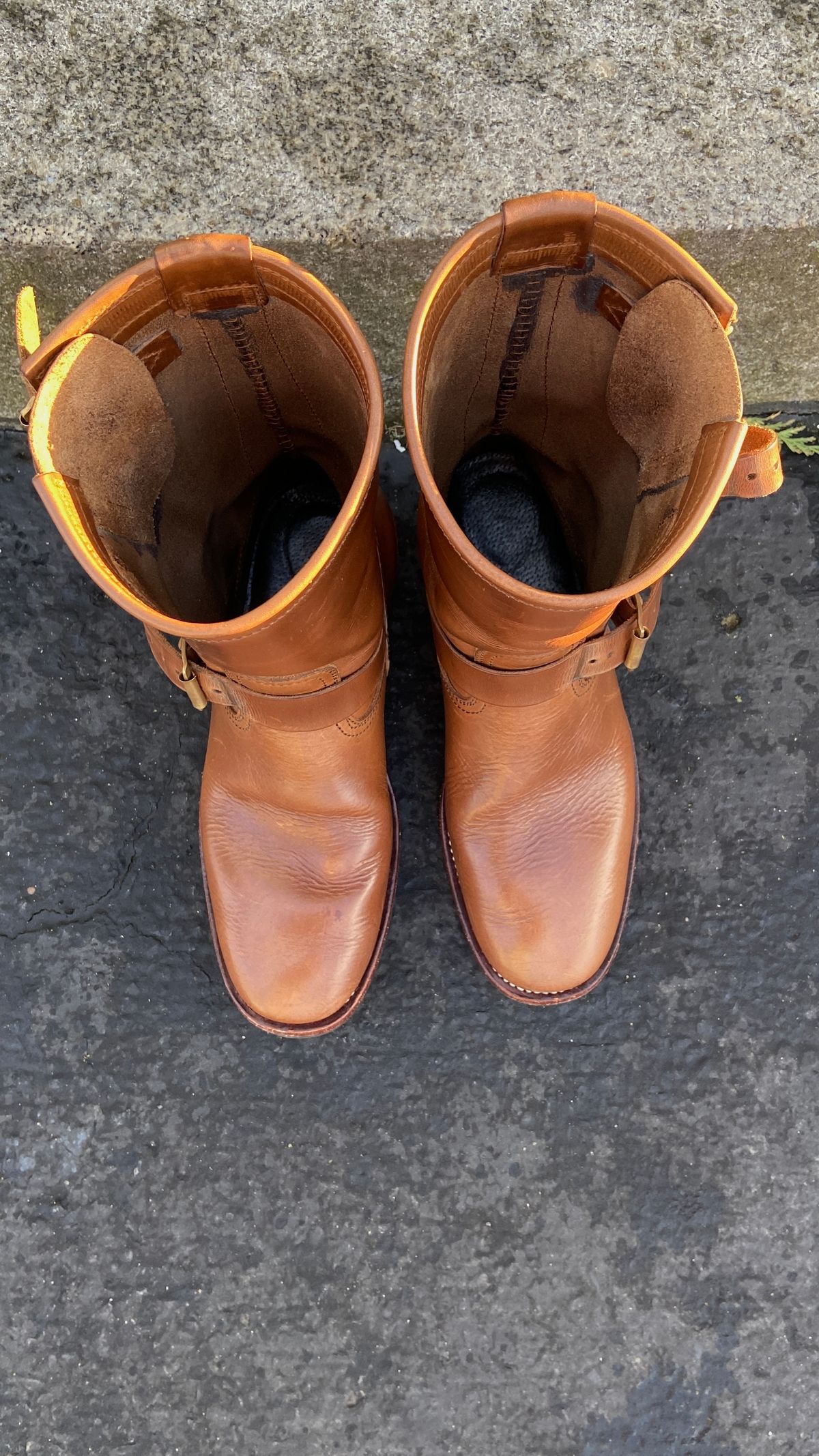 Photo by akindatallboy on March 5, 2023 of the Benzein The Keeper 'Type 2' Engineer Boot in Horween Natural Chromexcel.
