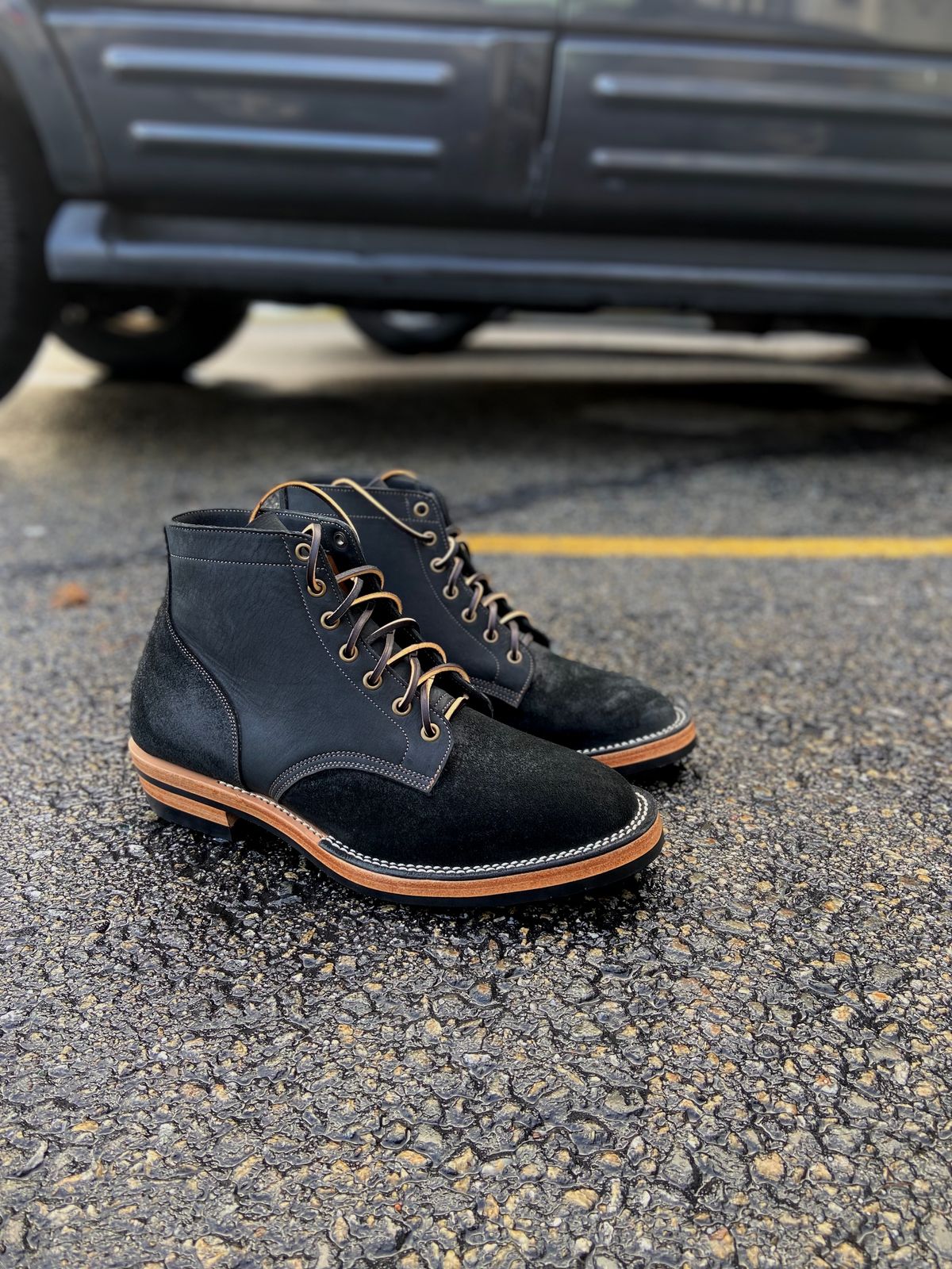 Photo by akindatallboy on December 20, 2022 of the Jakkrabbits Service Boot in Horween Charcoal Chamois Roughout.