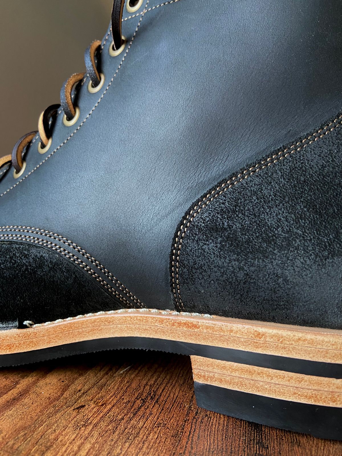 Photo by akindatallboy on December 17, 2022 of the Jakkrabbits Service Boot in Horween Charcoal Chamois Roughout.