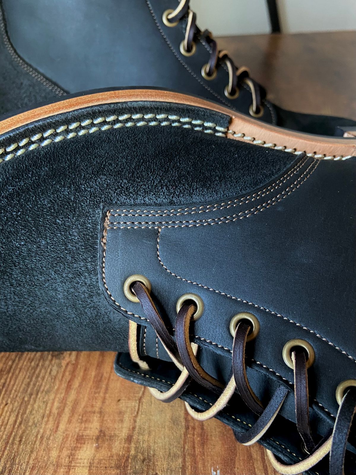 Photo by akindatallboy on December 17, 2022 of the Jakkrabbits Service Boot in Horween Charcoal Chamois Roughout.