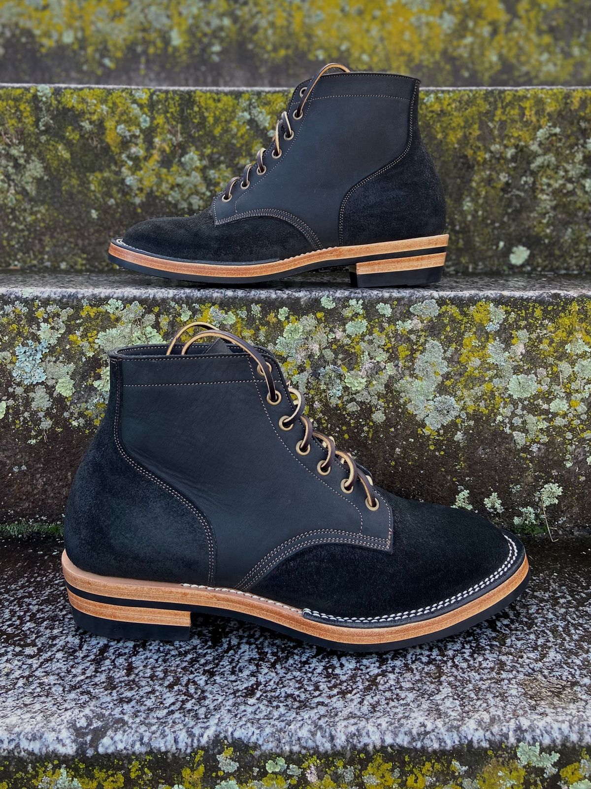 Photo by akindatallboy on December 17, 2022 of the Jakkrabbits Service Boot in Horween Charcoal Chamois Roughout.