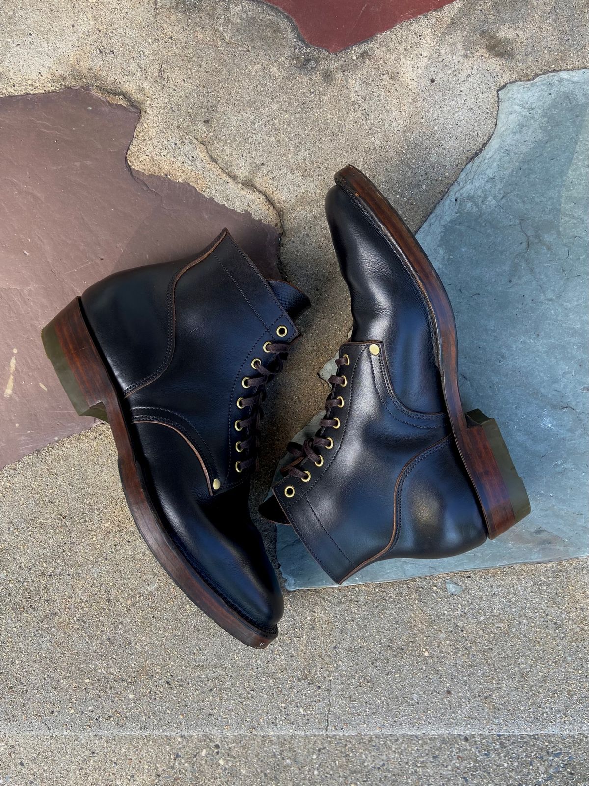 Photo by akindatallboy on October 7, 2022 of the NF Bootmaker Milton Boot in Horween Black Chromexcel.