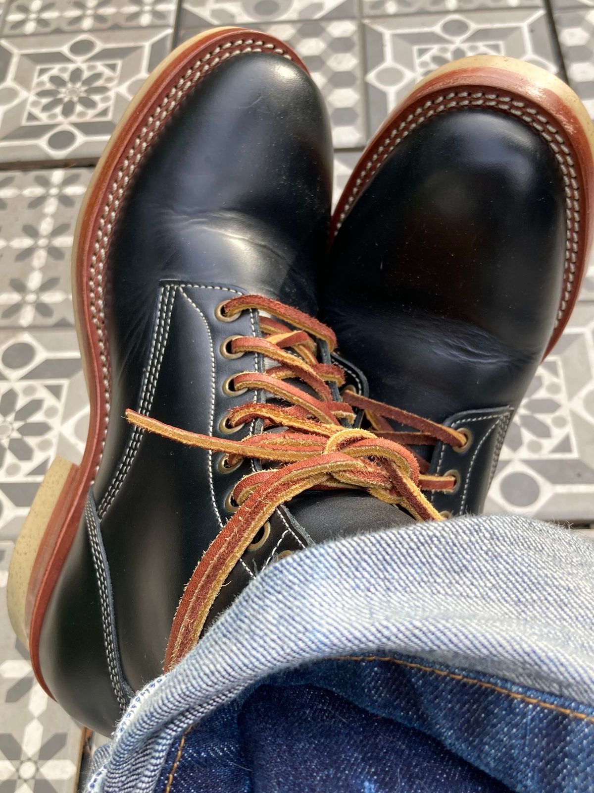 Photo by Siany123 on October 3, 2022 of the Jakkrabbits Logger Boot in Indonesian Rose Black Pull Up.