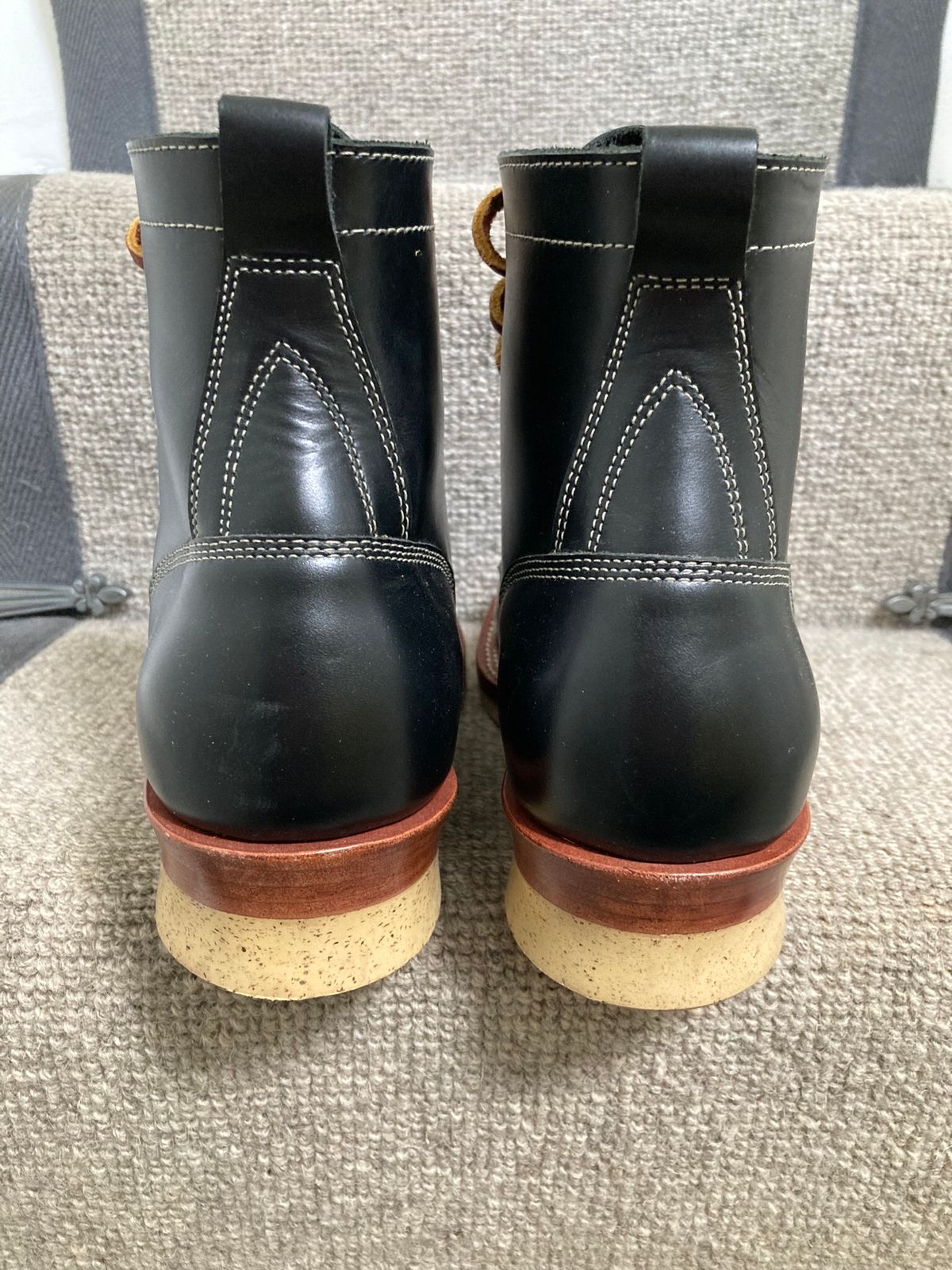 Photo by Siany123 on October 3, 2022 of the Jakkrabbits Logger Boot in Indonesian Rose Black Pull Up.