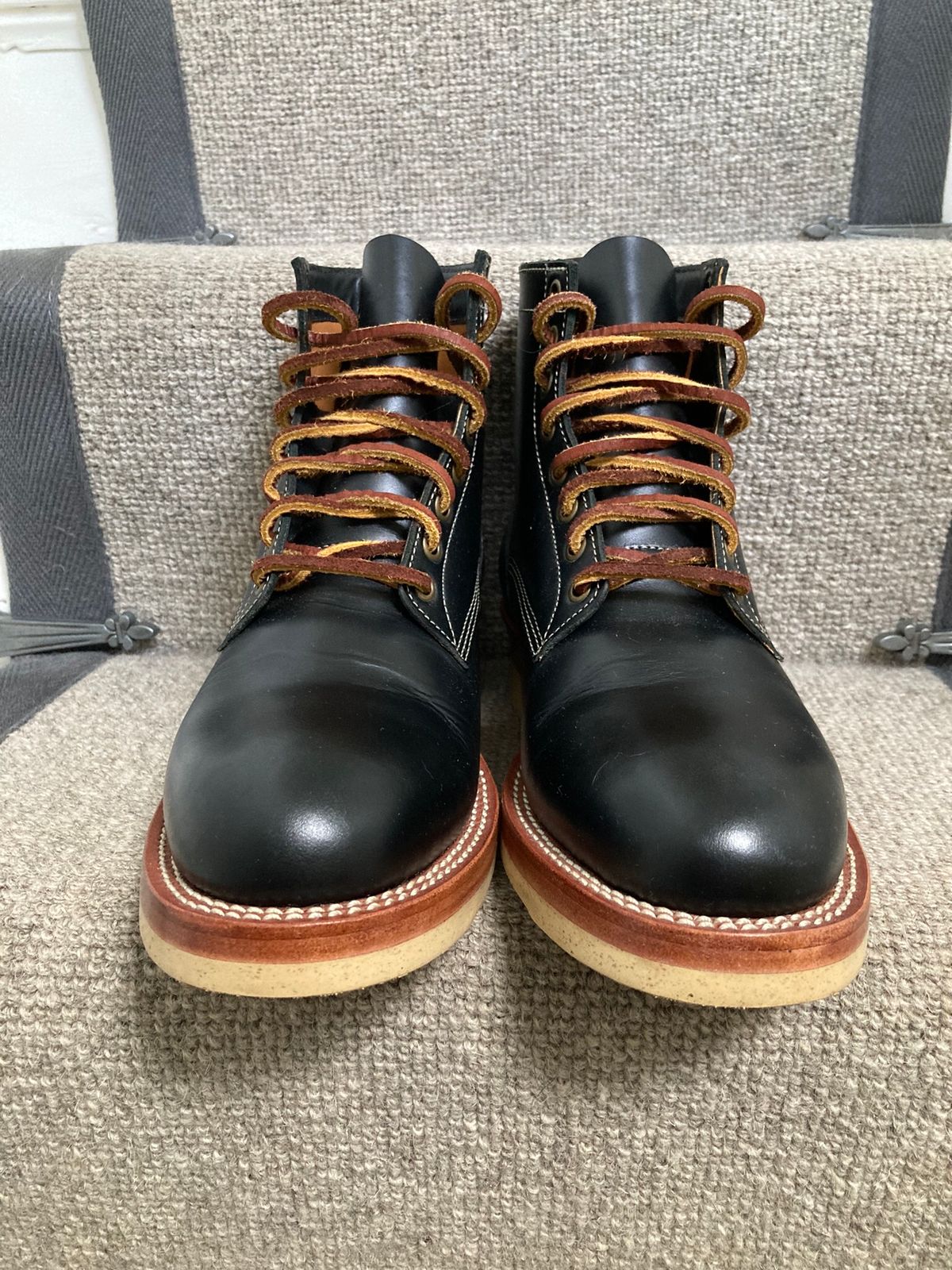 Photo by Siany123 on October 3, 2022 of the Jakkrabbits Logger Boot in Indonesian Rose Black Pull Up.