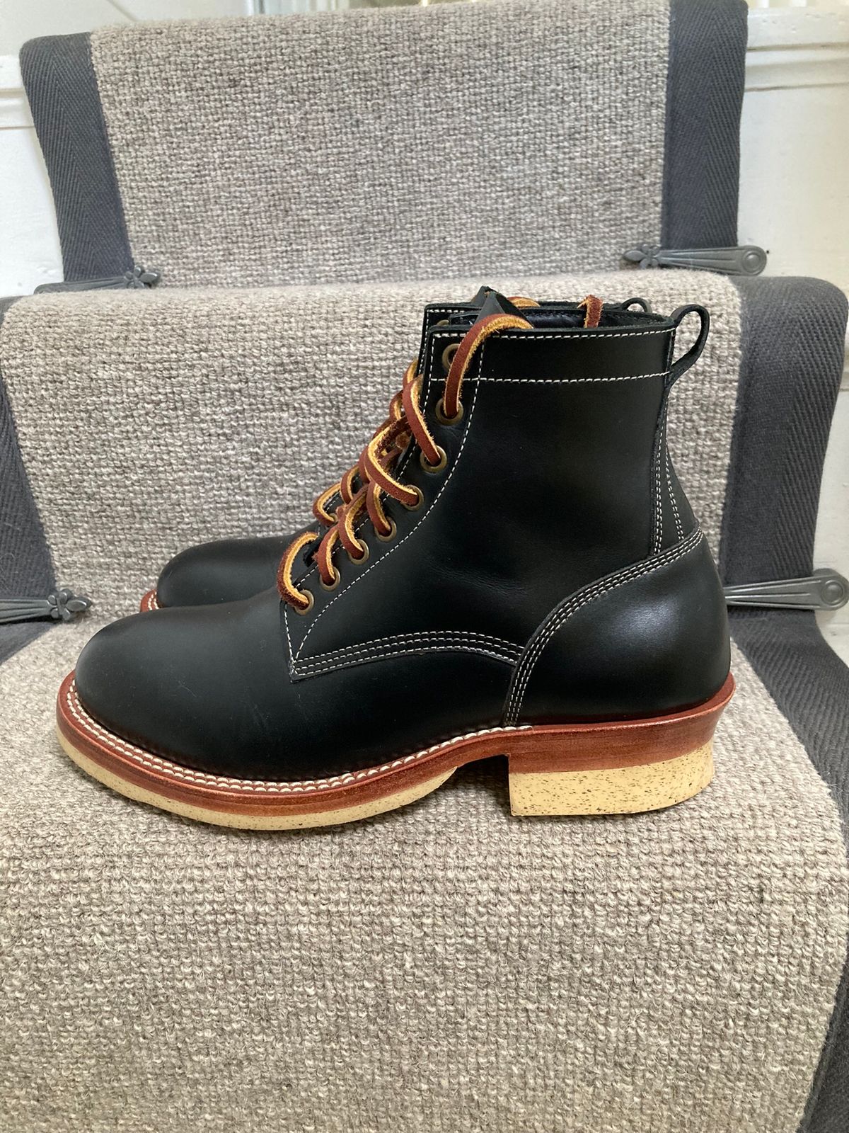Photo by Siany123 on October 3, 2022 of the Jakkrabbits Logger Boot in Indonesian Rose Black Pull Up.