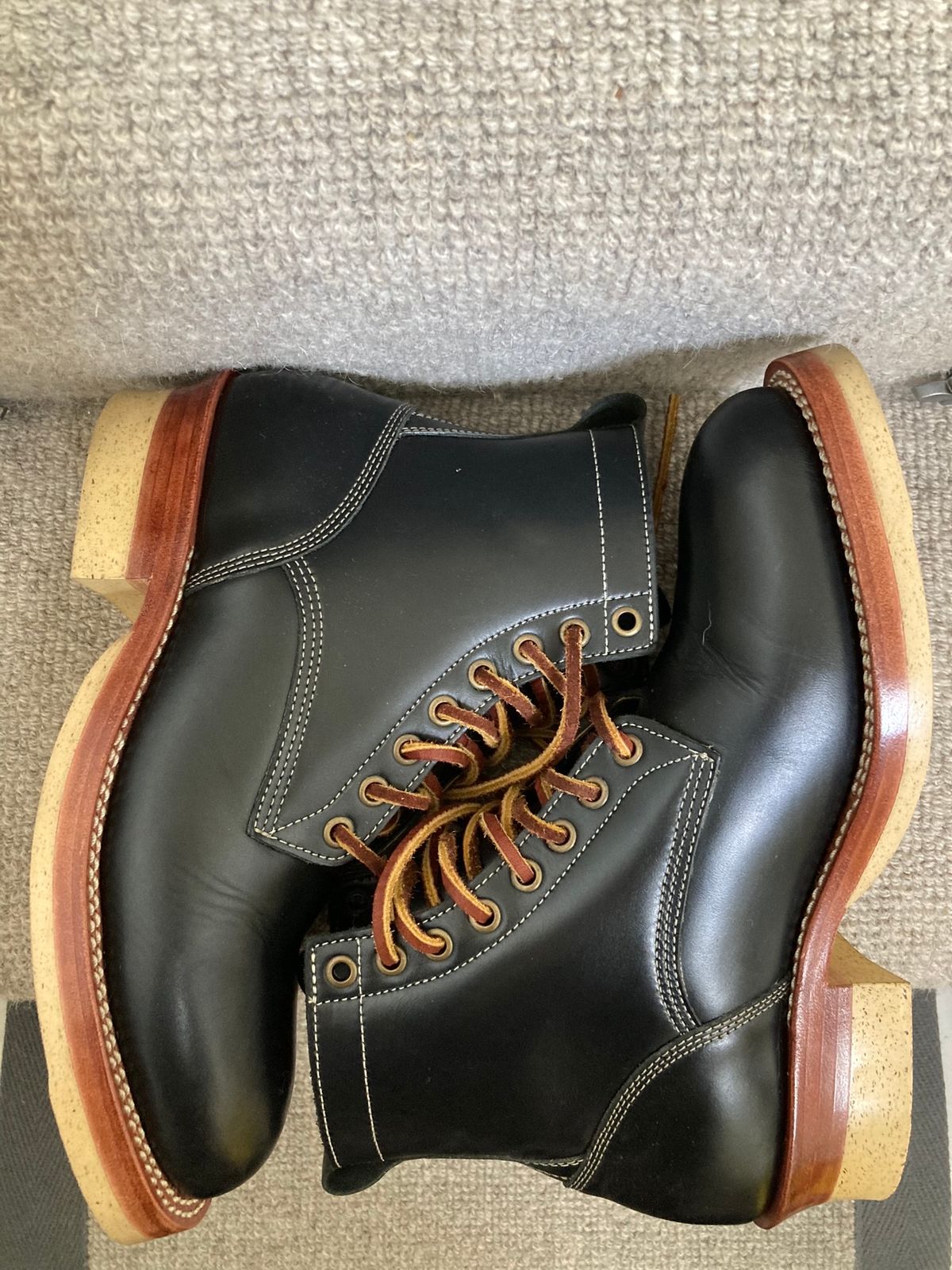 Photo by Siany123 on October 3, 2022 of the Jakkrabbits Logger Boot in Indonesian Rose Black Pull Up.