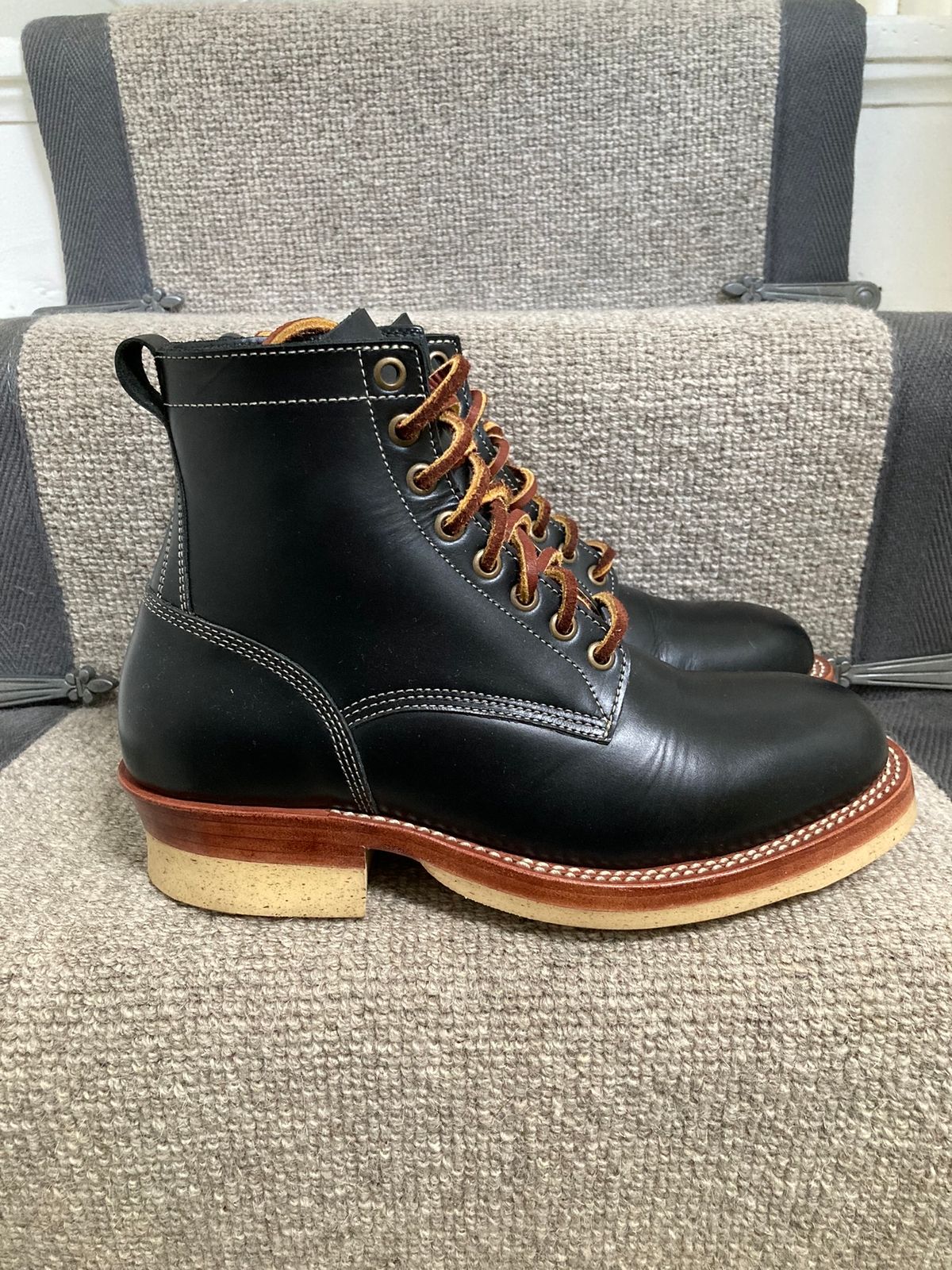 Photo by Siany123 on October 3, 2022 of the Jakkrabbits Logger Boot in Indonesian Rose Black Pull Up.