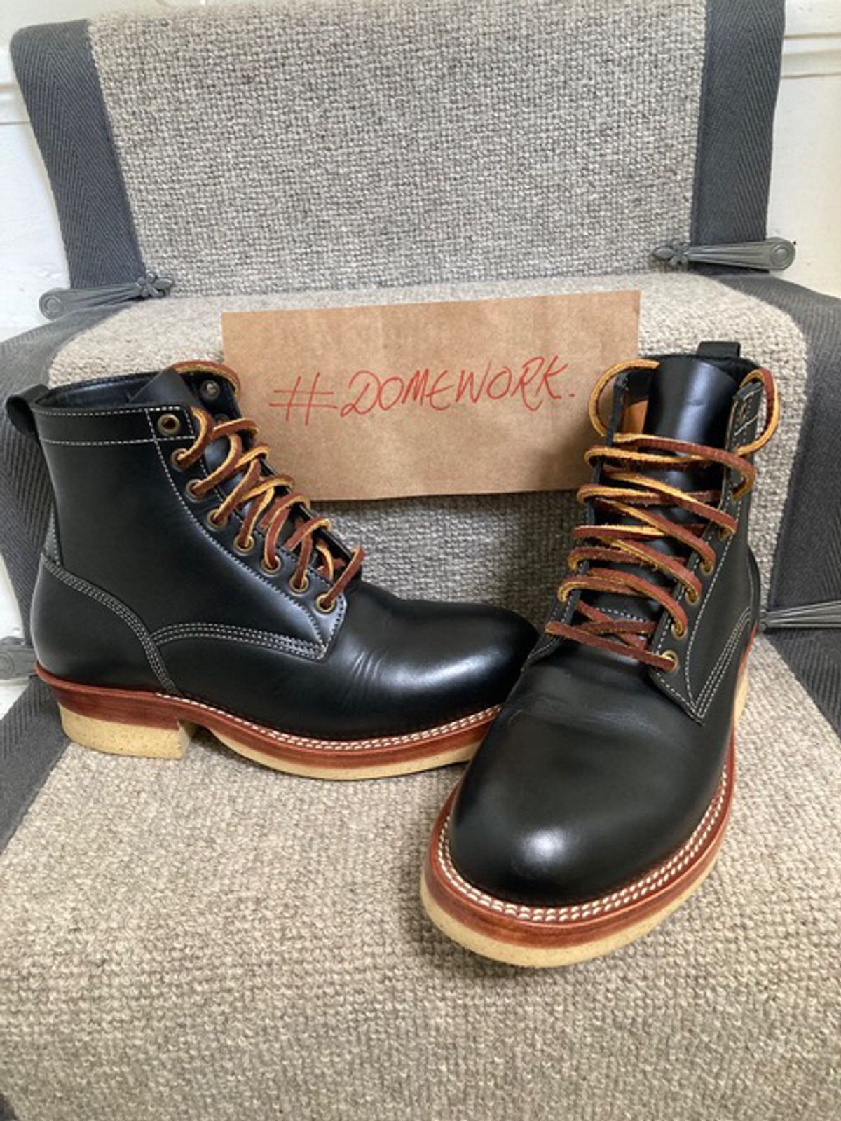 Photo by Siany123 on October 3, 2022 of the Jakkrabbits Logger Boot in Indonesian Rose Black Pull Up.